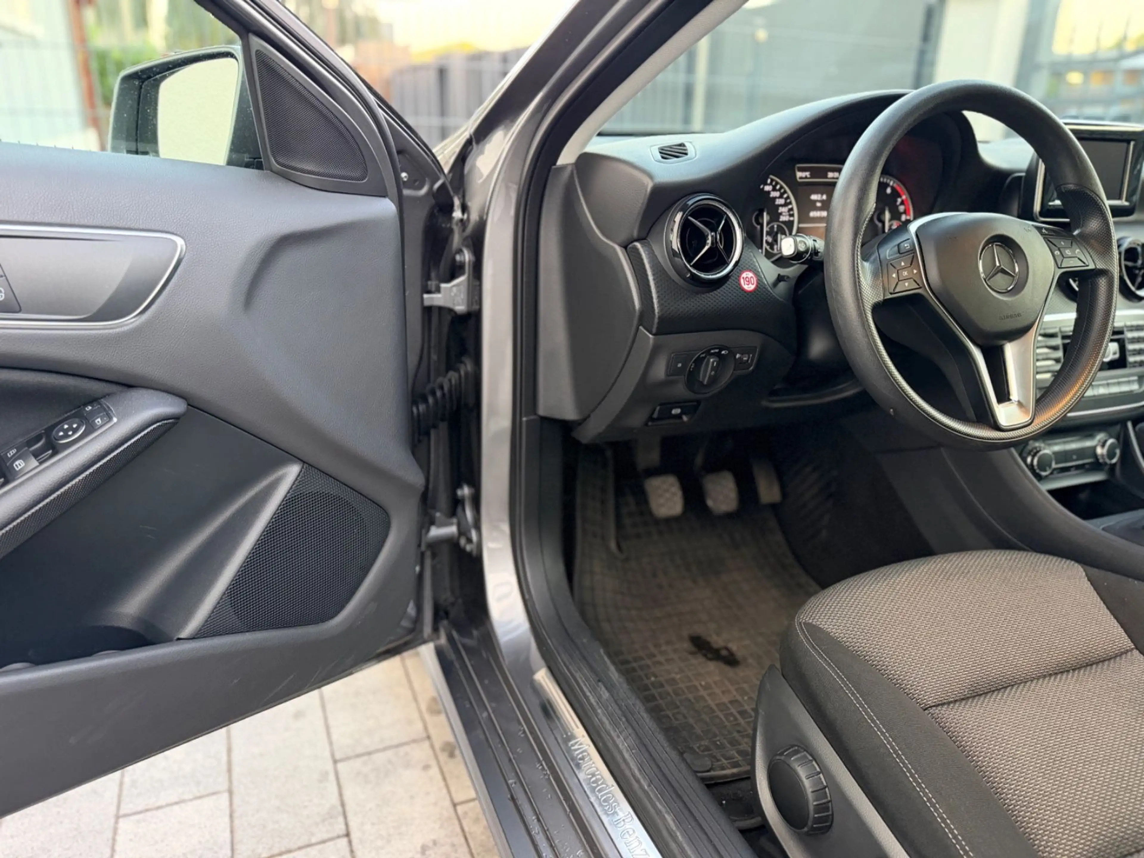 Mercedes-Benz A 180 BlueEfficiency /PDC/SHZ/MFL/NAVI — photo 7