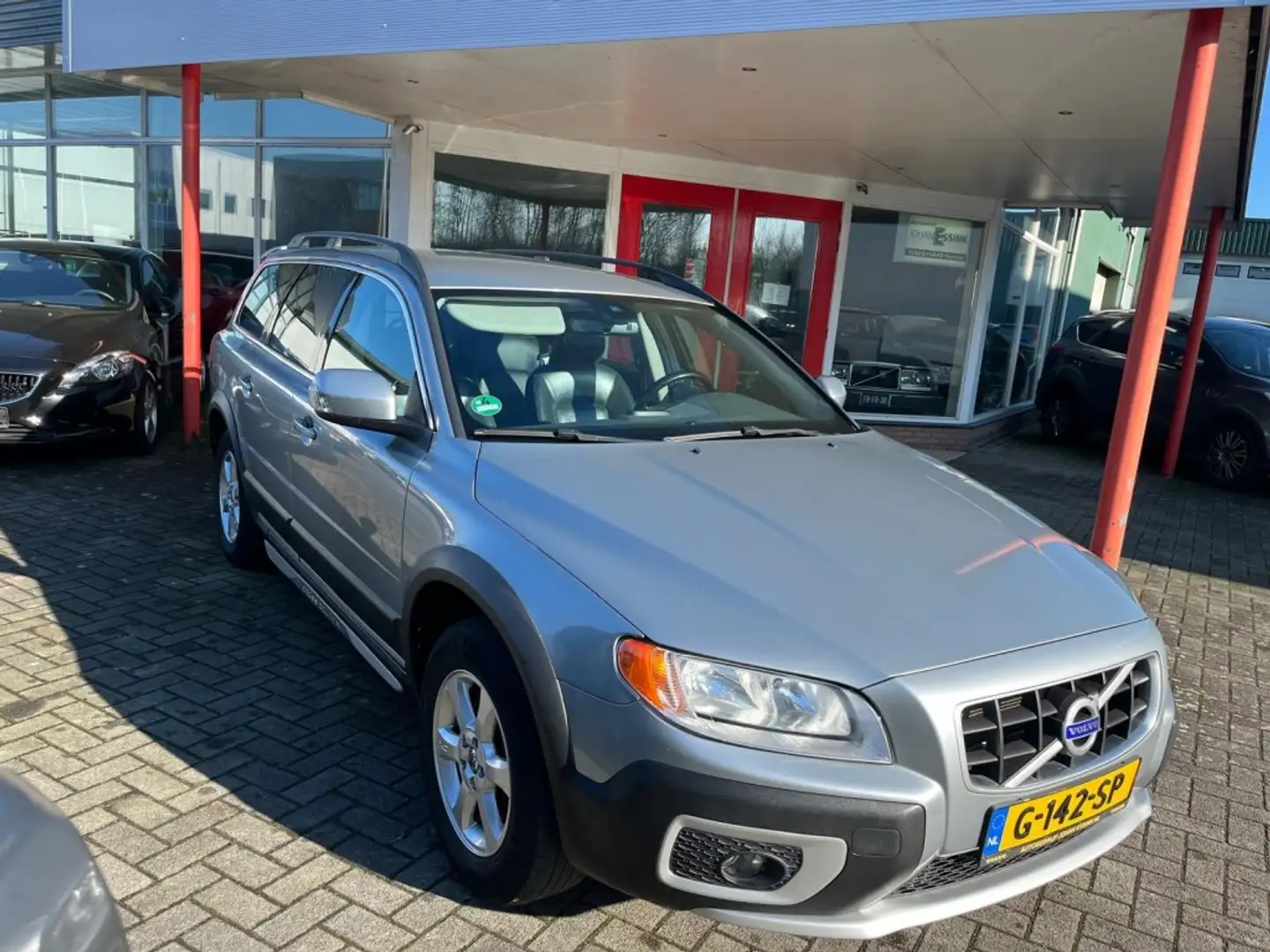 Volvo XC70 2.4 176PK Momentum Trekhaak/Bluethooth/Navigatie Gris - 1