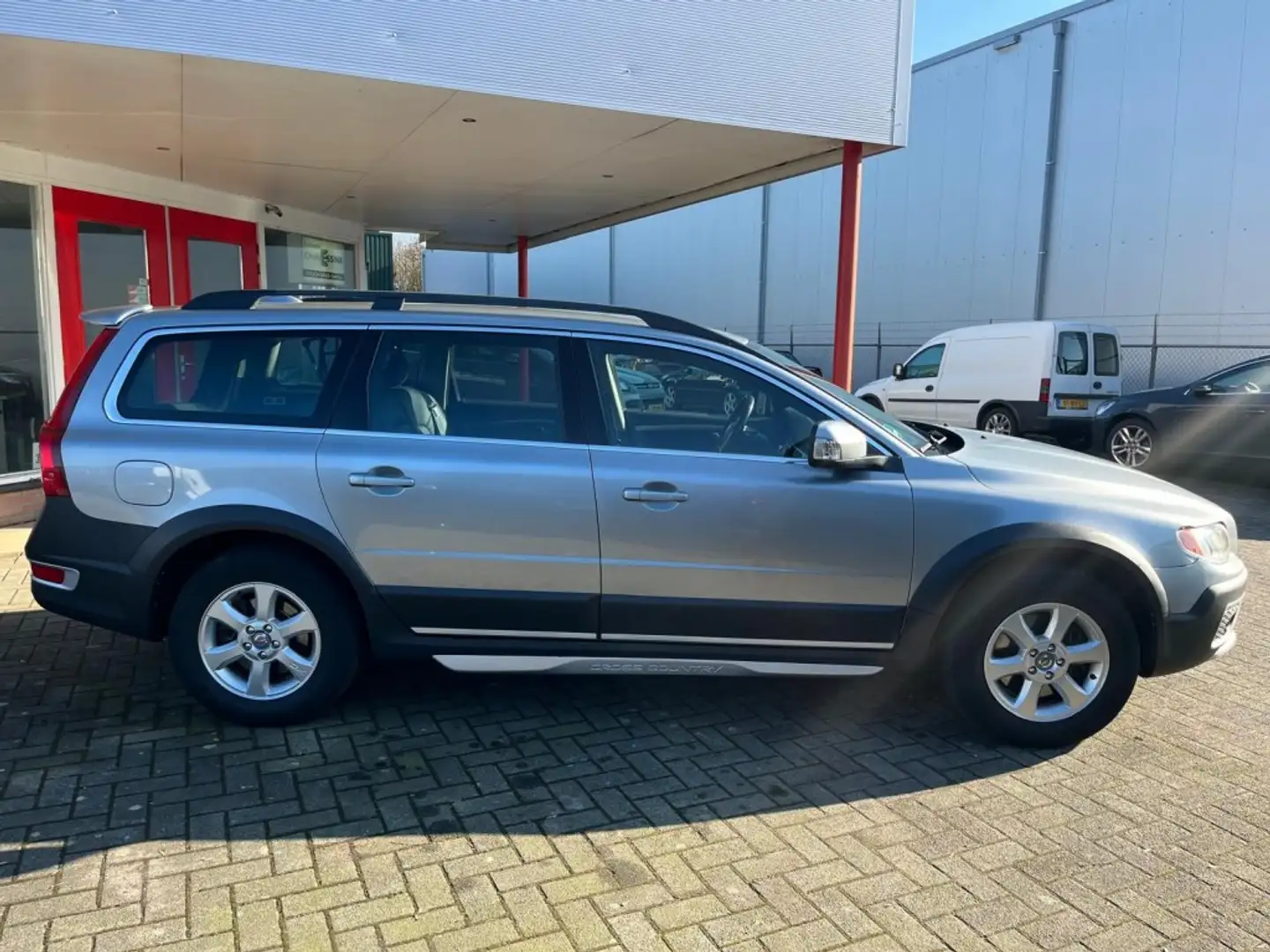 Volvo XC70 2.4 176PK Momentum Trekhaak/Bluethooth/Navigatie Gris - 2