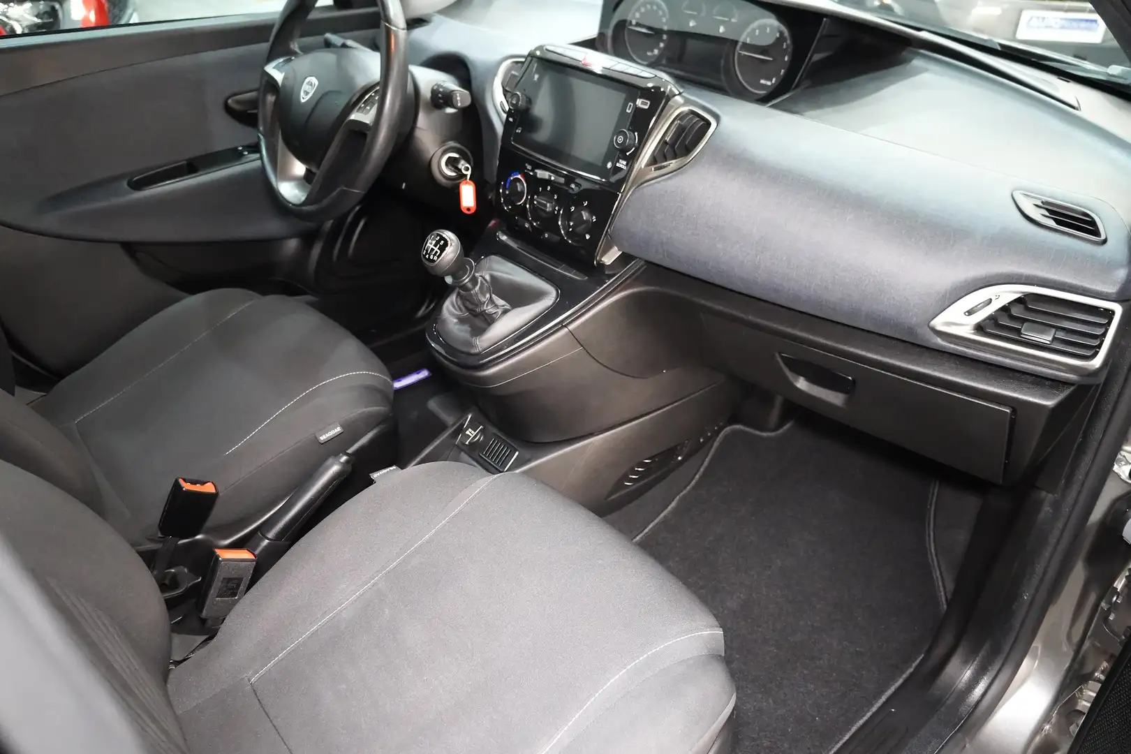 Lancia Ypsilon 1.0 HYBRID 70cv GOLD - 5° POSTO Gris - 2