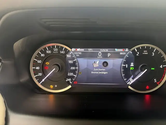 Land Rover Discovery Sport view 16
