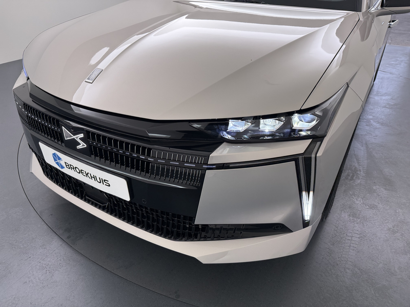DS Automobiles N°4 Étoile - E-Tense, No4 (2025) | 10" capacitive touc — photo 12