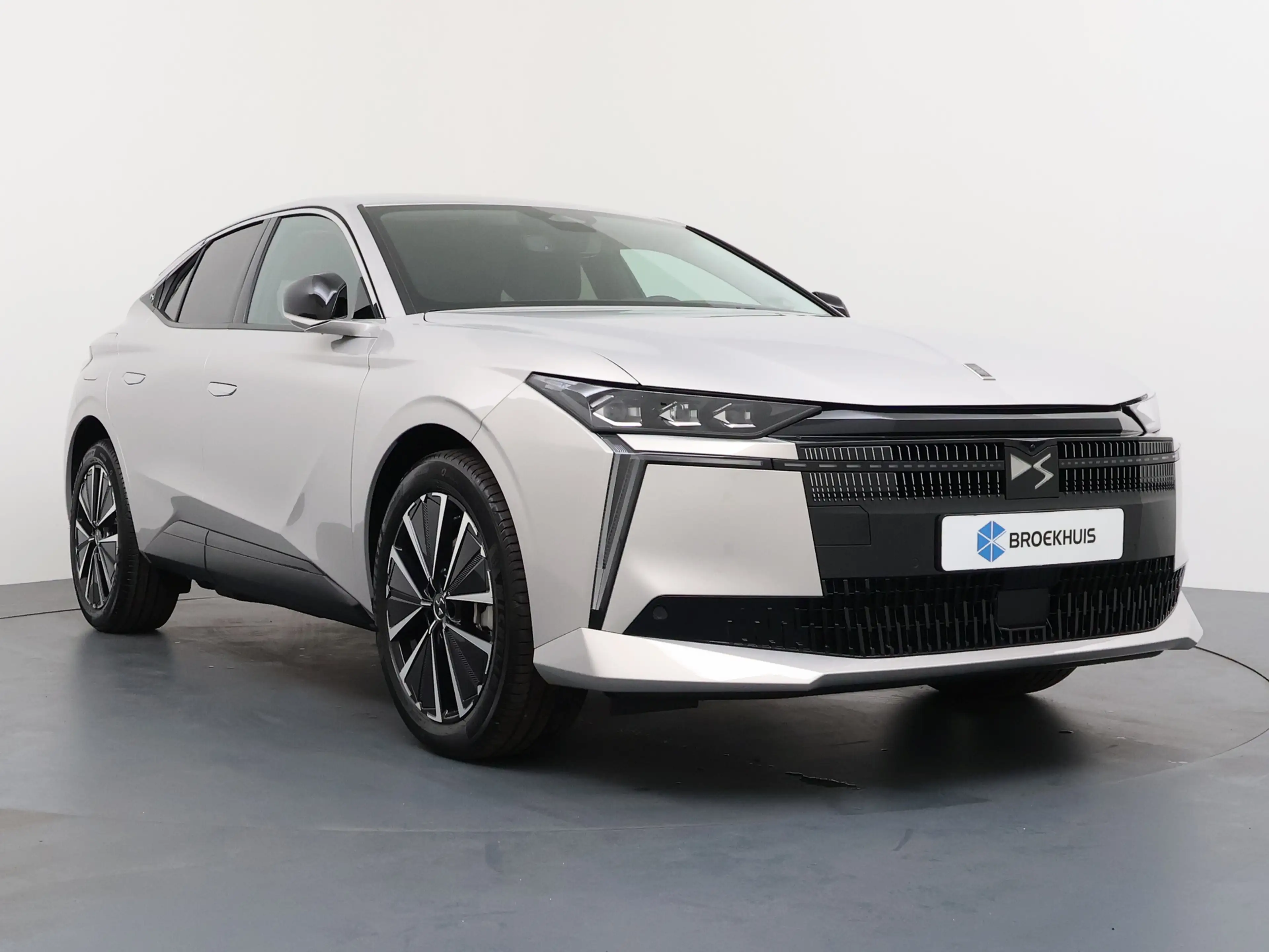 DS Automobiles N°4 Étoile - E-Tense, No4 (2025) | 10" capacitive touc — photo 9