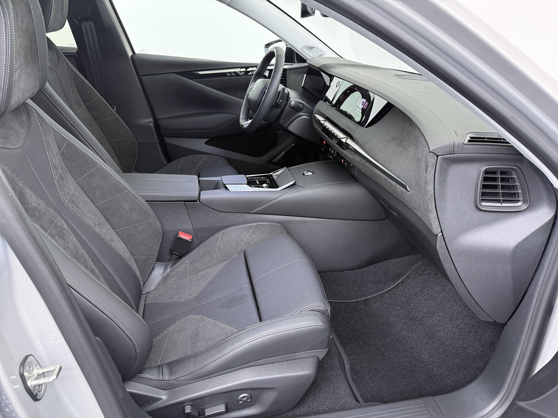 DS Automobiles N°4 Étoile - E-Tense, No4 (2025) | 10" capacitive touc — photo 4