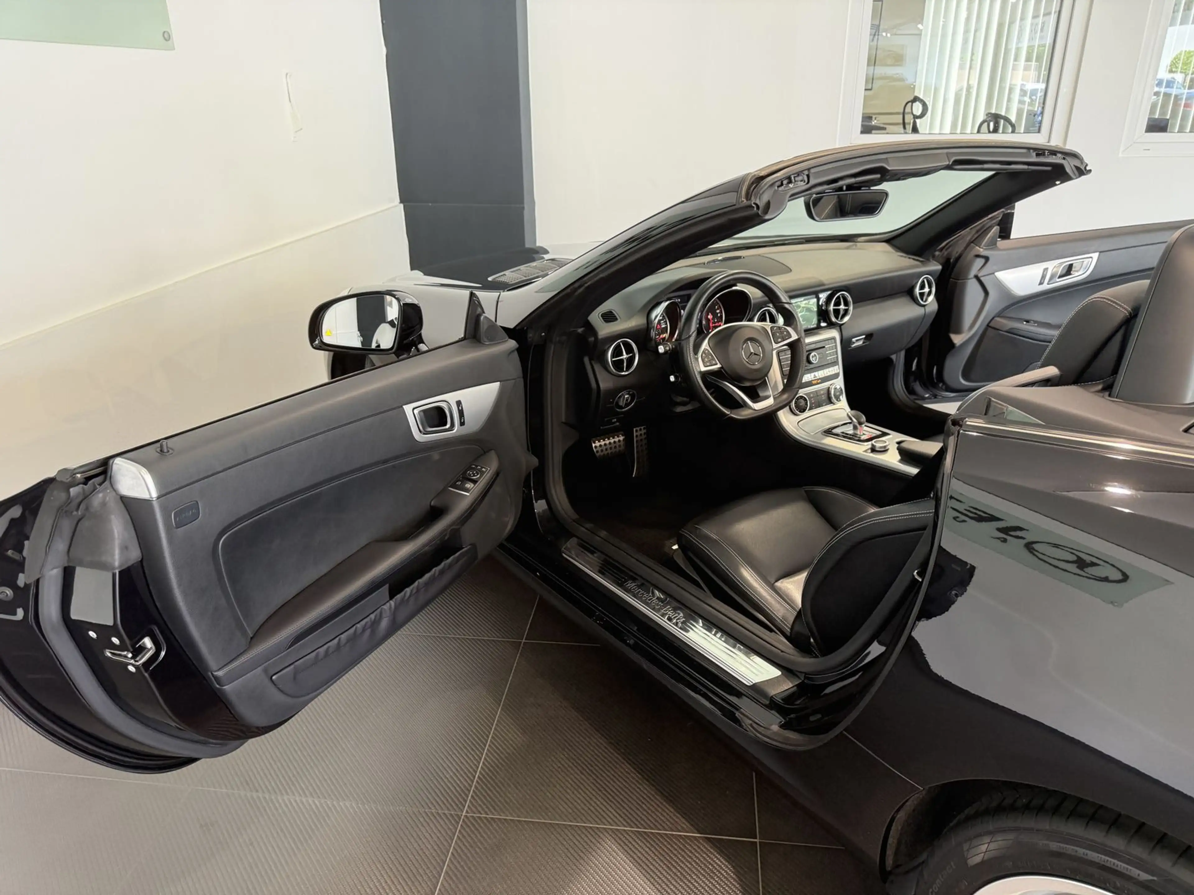 Mercedes-Benz SLC 200 Roadster AMG *ILS-Navi-Airscarf-2.HD* — photo 15