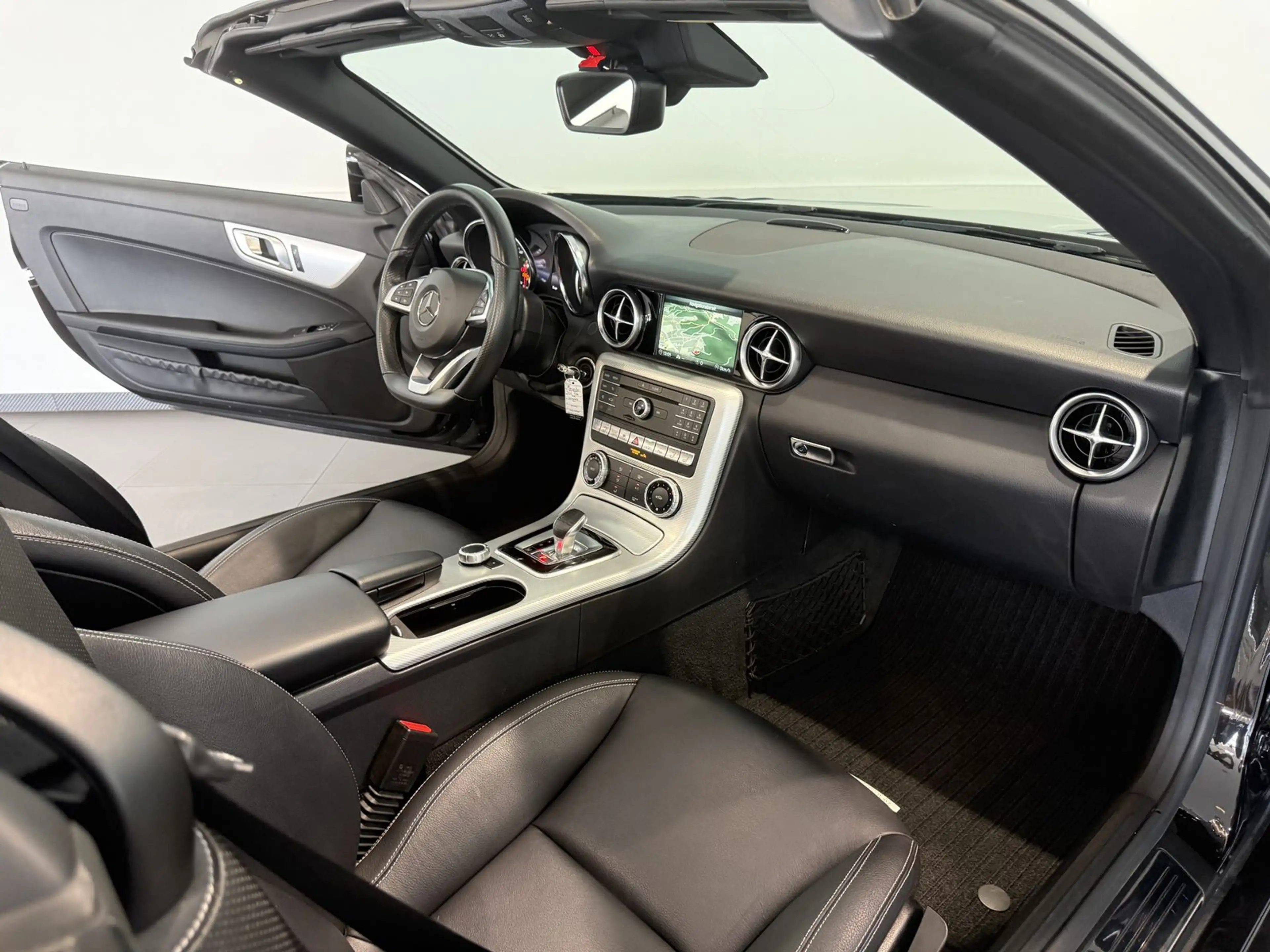 Mercedes-Benz SLC 200 Roadster AMG *ILS-Navi-Airscarf-2.HD* — photo 9