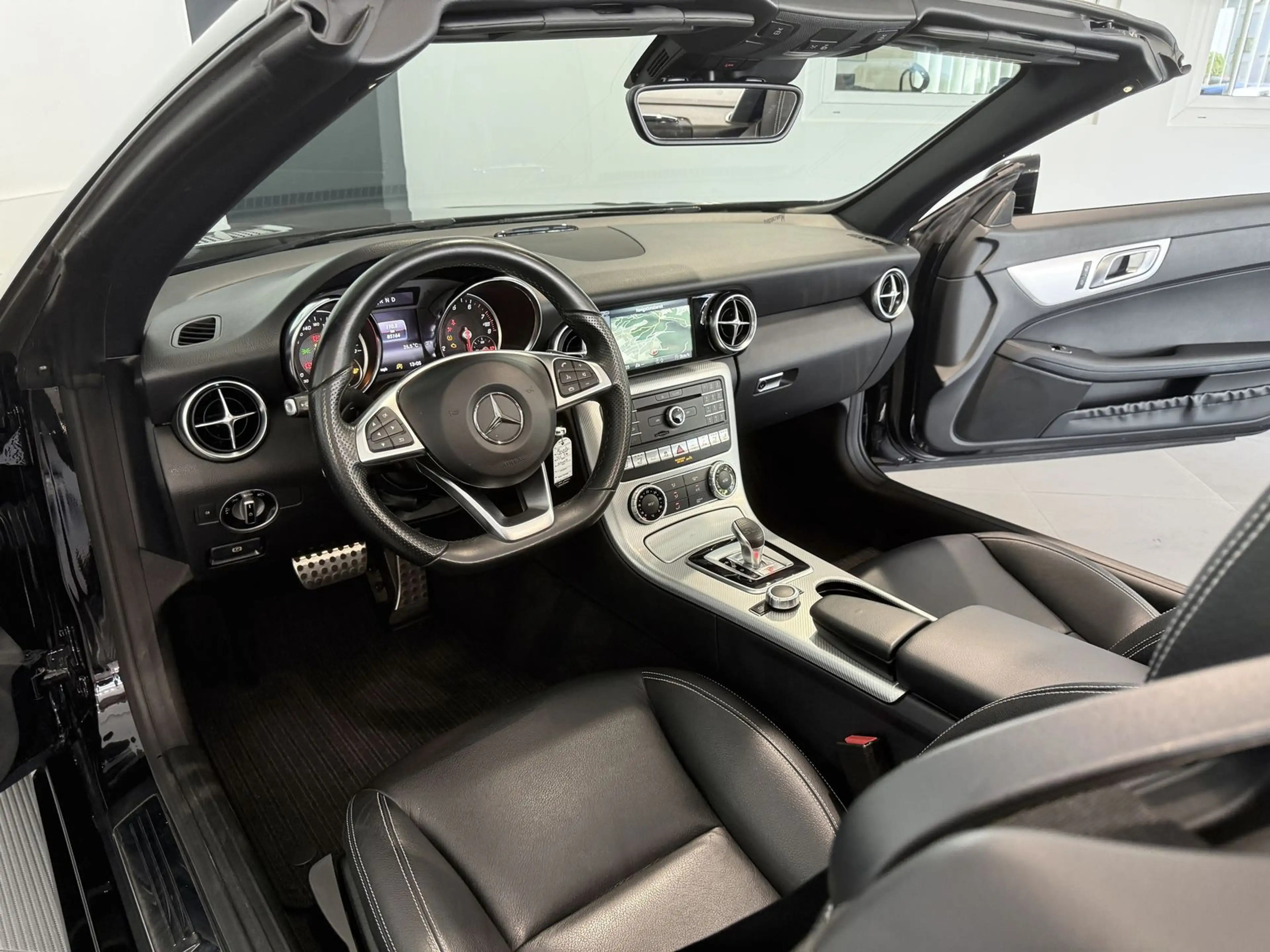 Mercedes-Benz SLC 200 Roadster AMG *ILS-Navi-Airscarf-2.HD* — photo 11