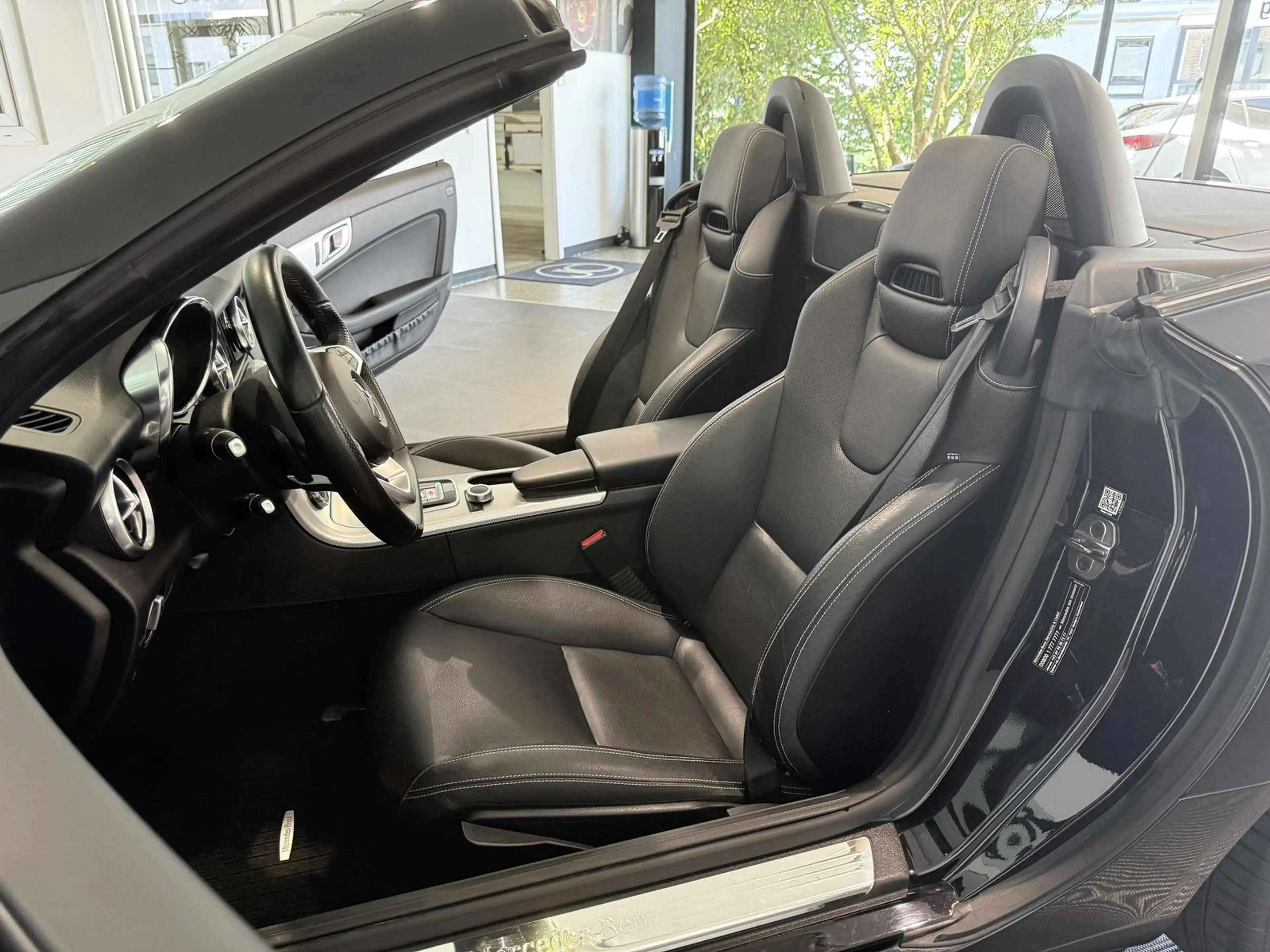 Mercedes-Benz SLC 200 Roadster AMG *ILS-Navi-Airscarf-2.HD* — photo 10