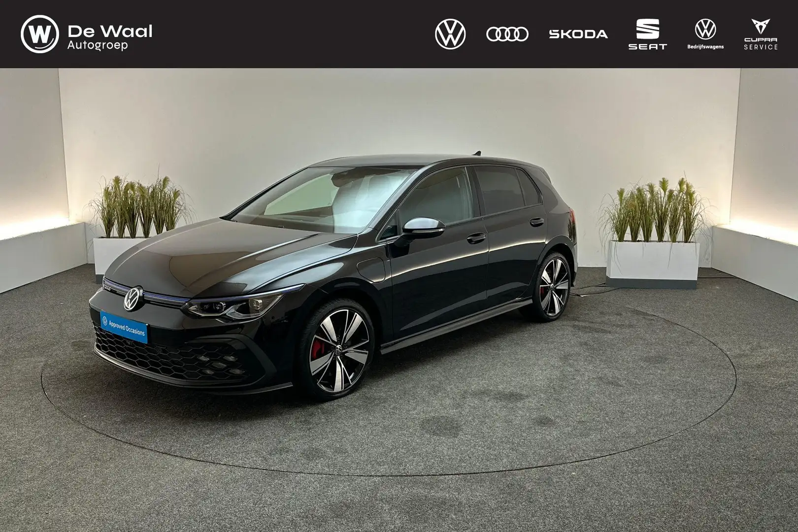 Volkswagen Golf GTE 1.4 245pk DSG eHybrid | Matrix LED Koplampen, 18" Zwart - 1