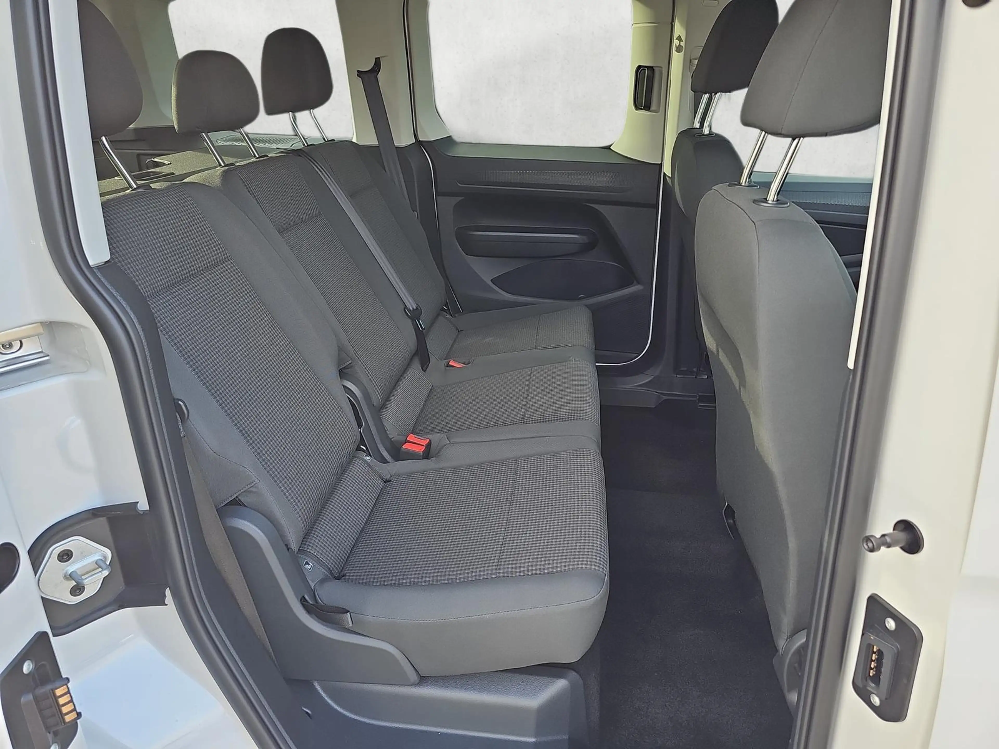 Volkswagen Caddy Basis 1.5 TSI DSG / ACC Winterpaket PDCh. 85 kW... — photo 13