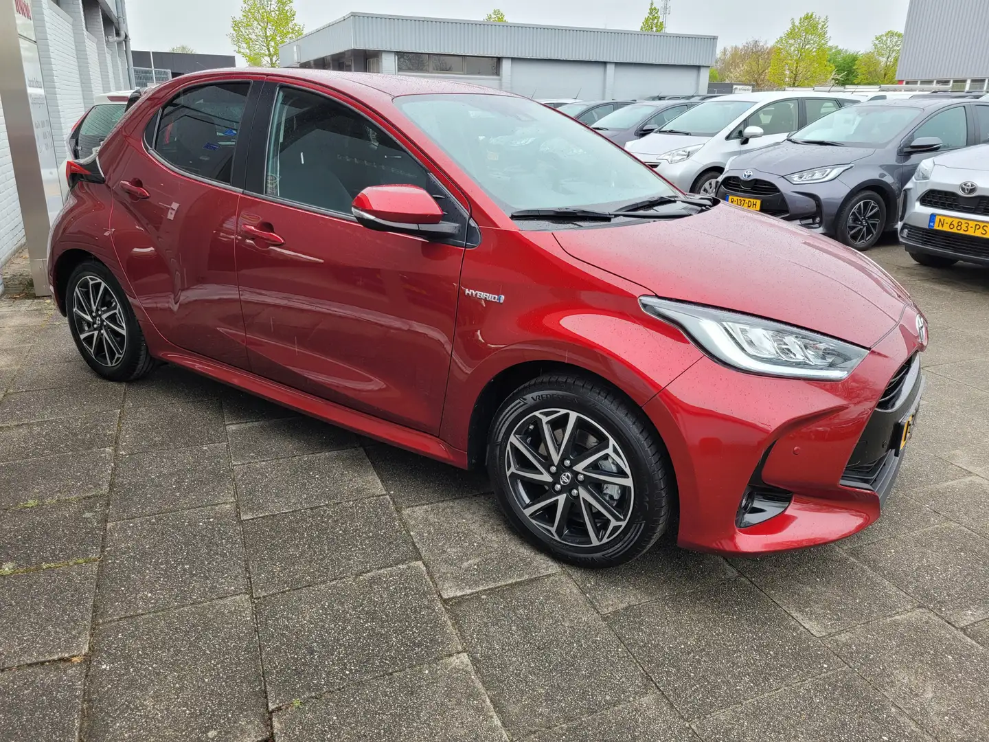 Toyota Yaris 1.5 Hybrid Style Aut. | PDC | Cruise | Privacy gla Rood - 2