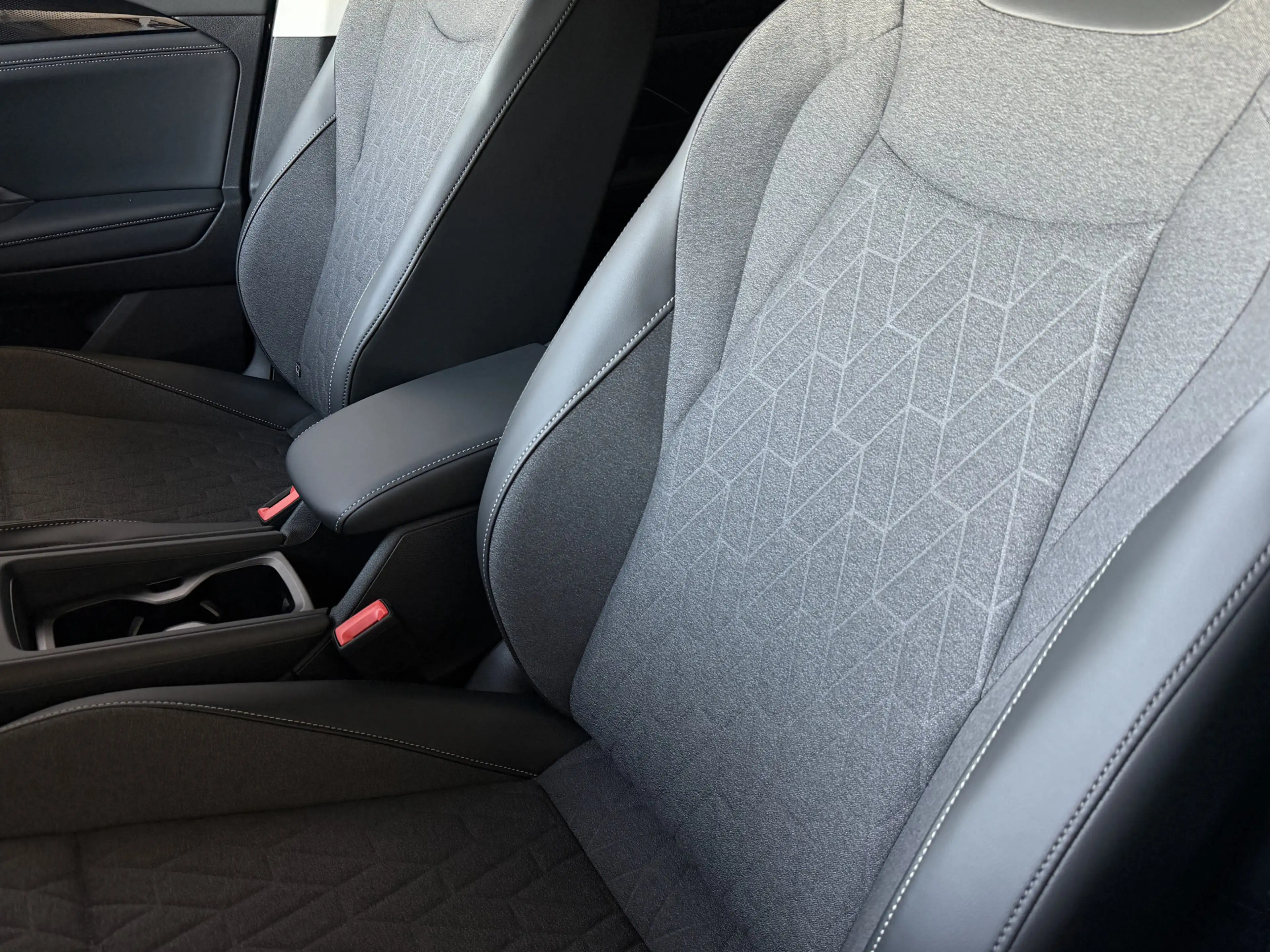 Volkswagen Tiguan 1.5 eHYBRID NIEUWE AUTO 2026 VERWARMDE STOELEN/STU — photo 21