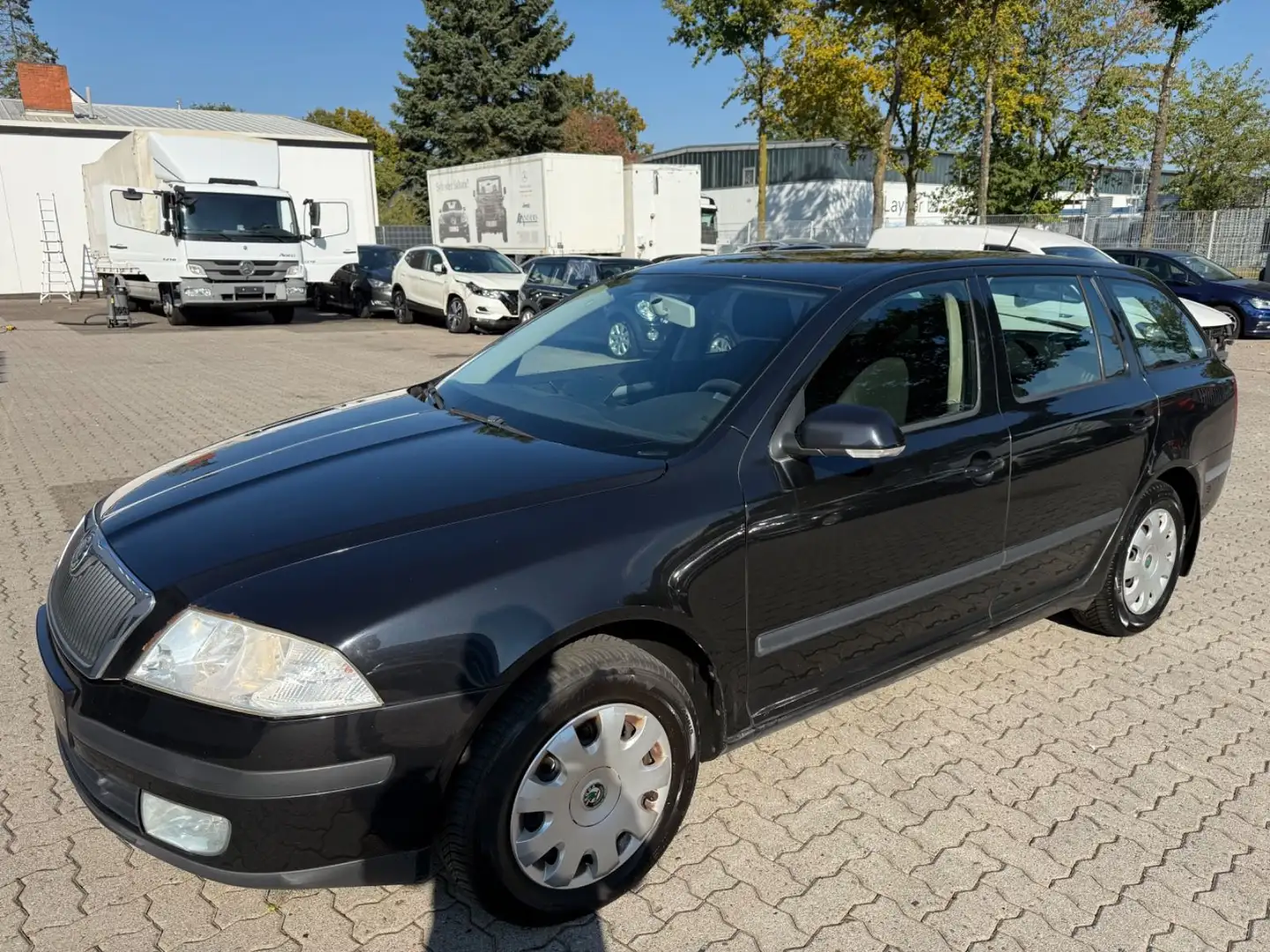 Skoda Octavia Combi Ambiente Schwarz - 1