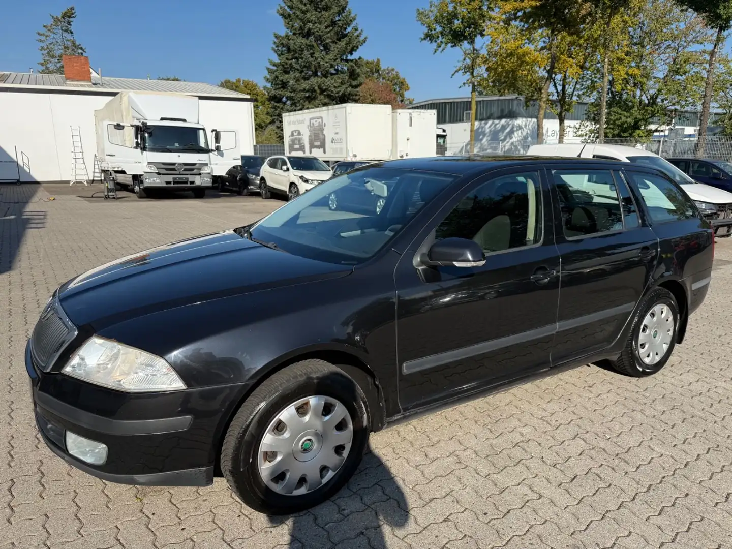 Skoda Octavia Combi Ambiente Schwarz - 2