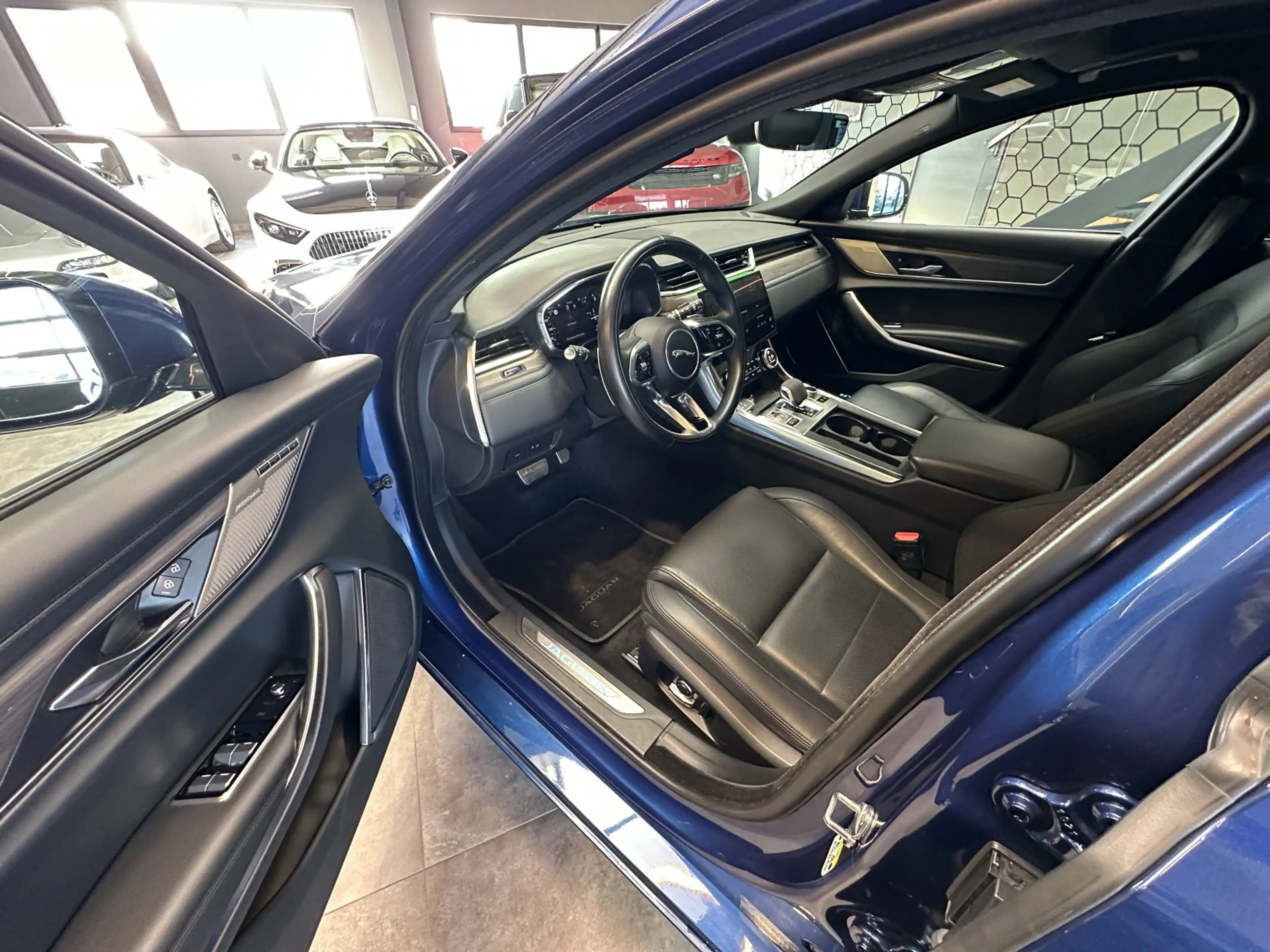 Jaguar XF D200 Sportbrake SE — photo 8