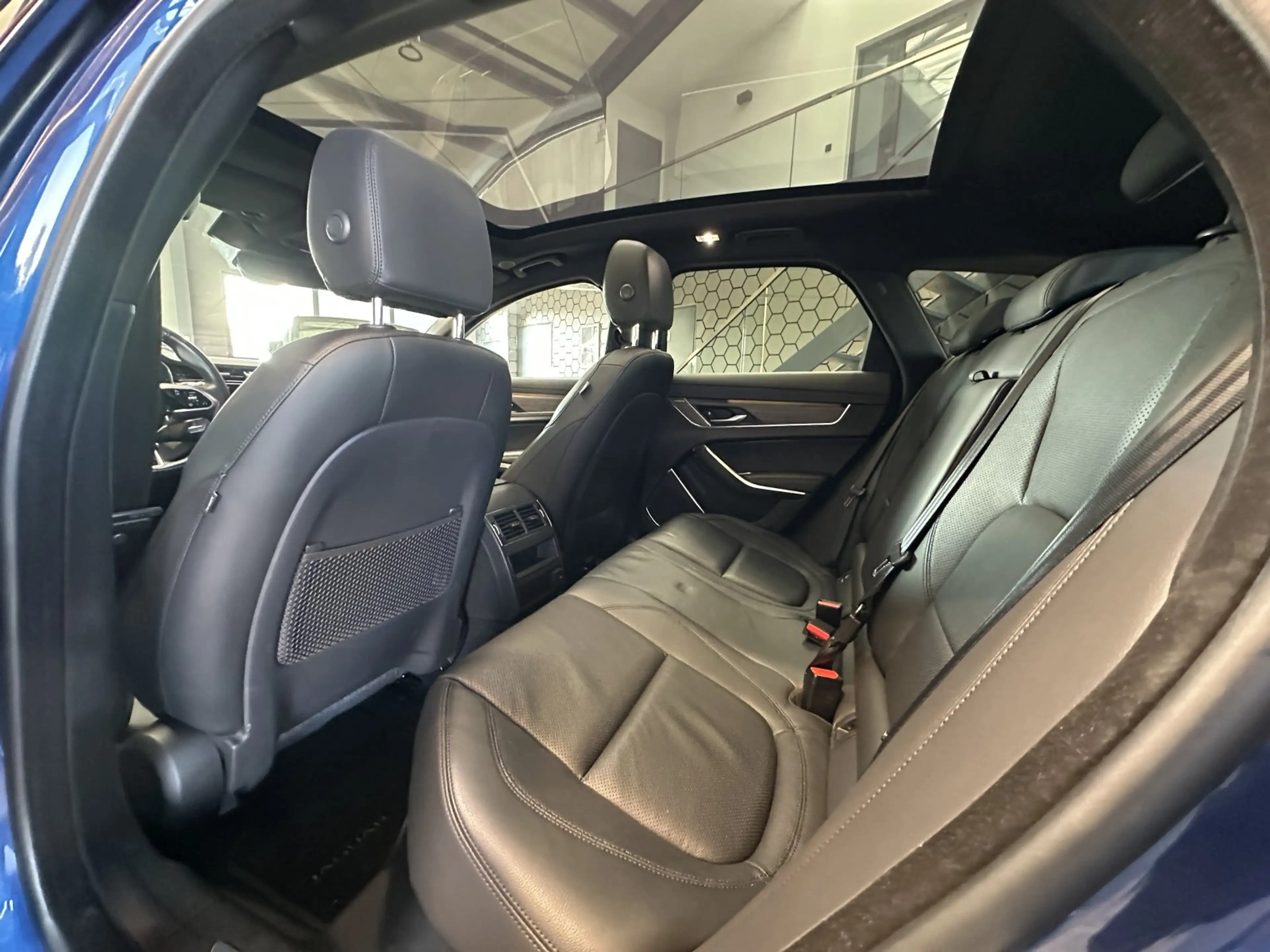 Jaguar XF D200 Sportbrake SE — photo 17