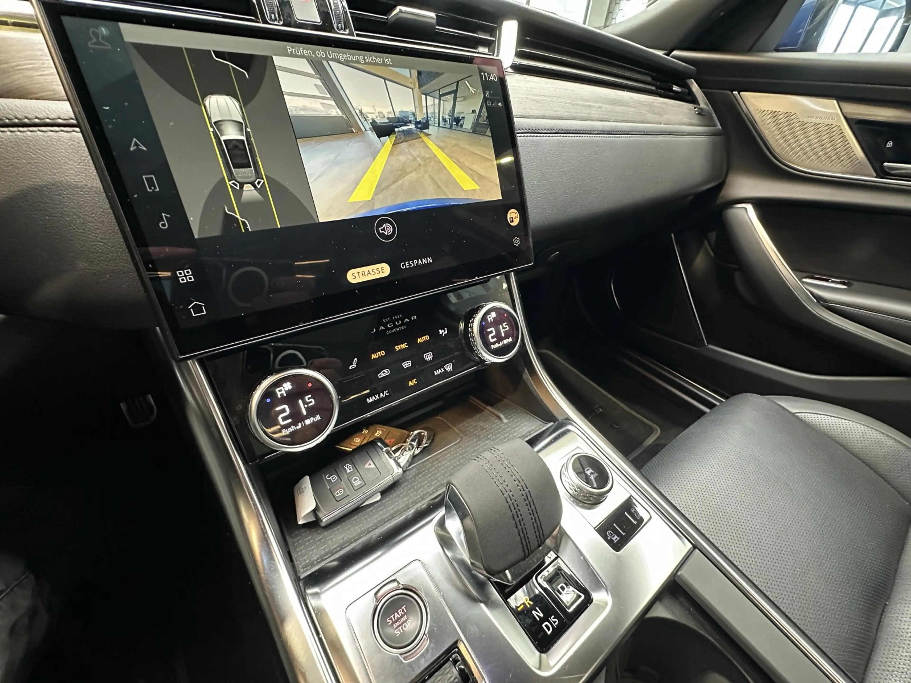 Jaguar XF D200 Sportbrake SE — photo 11
