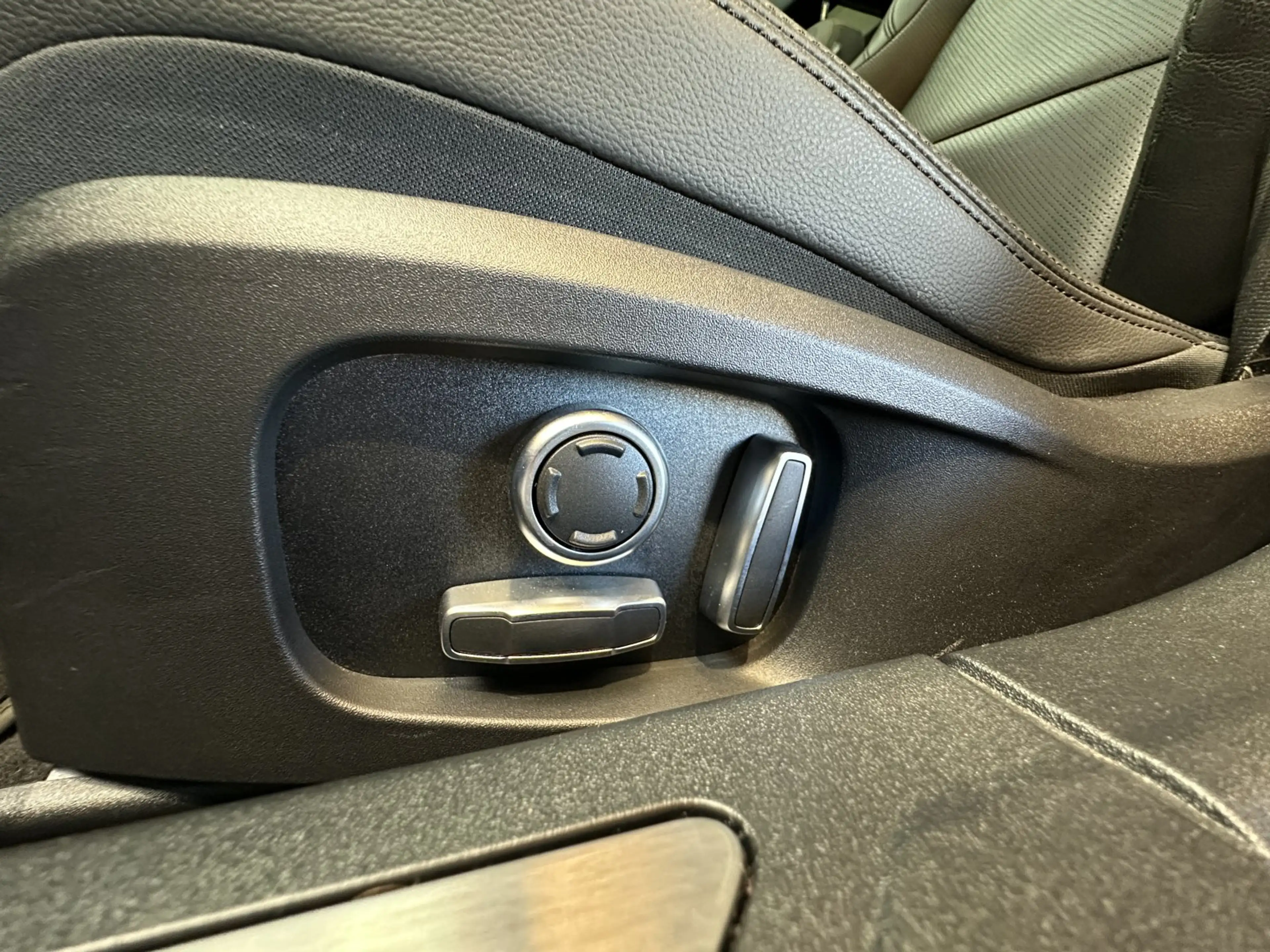 Jaguar XF D200 Sportbrake SE — photo 14