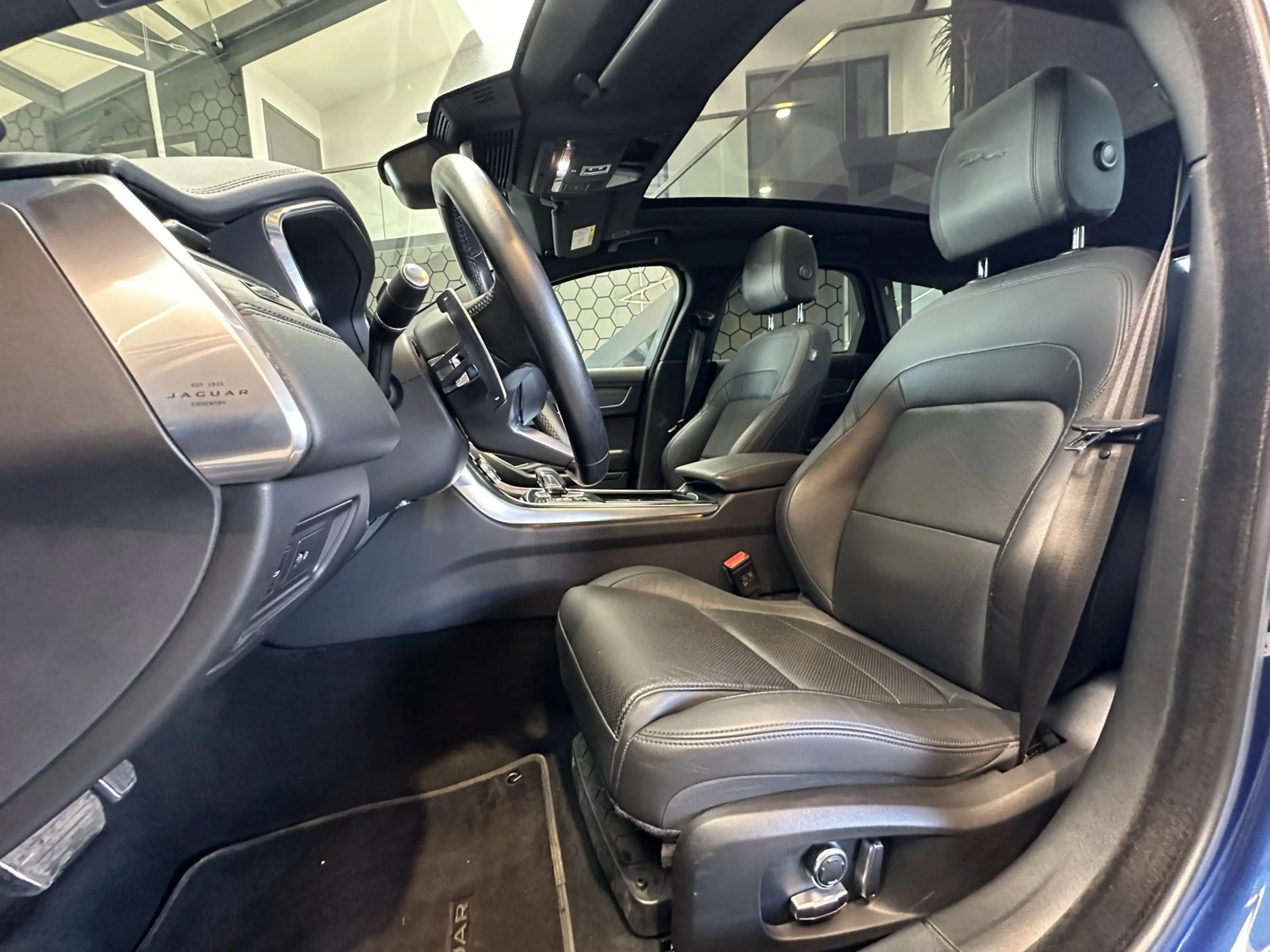Jaguar XF D200 Sportbrake SE — photo 13