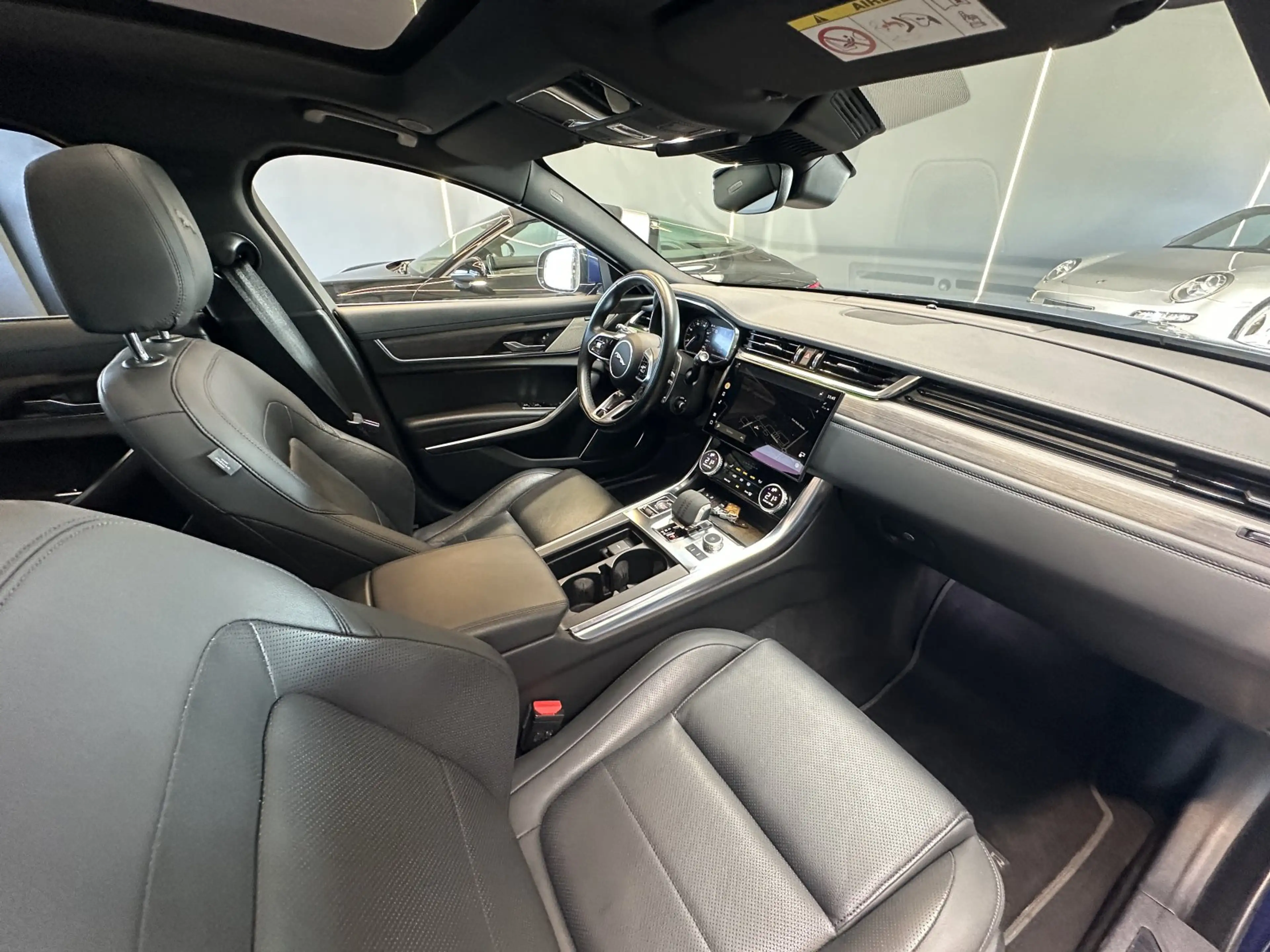 Jaguar XF D200 Sportbrake SE — photo 20