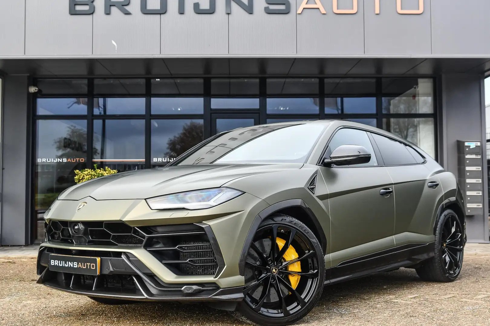 Lamborghini Urus 4.0 V8 Full Carbon|BTW|23inch|Massage|B&O 3D| Noir - 1