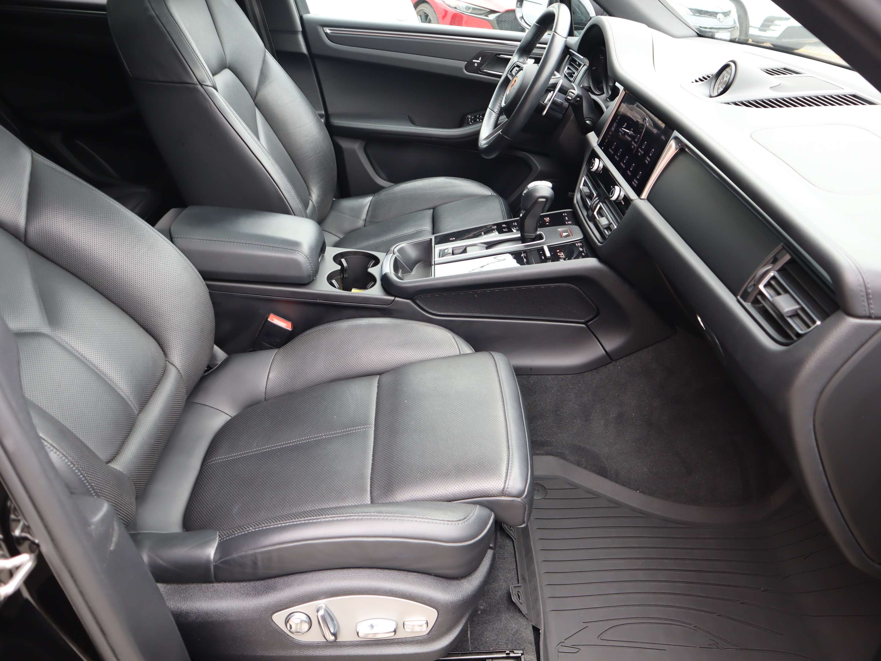 2022 Porsche Macan AWD thumb 24