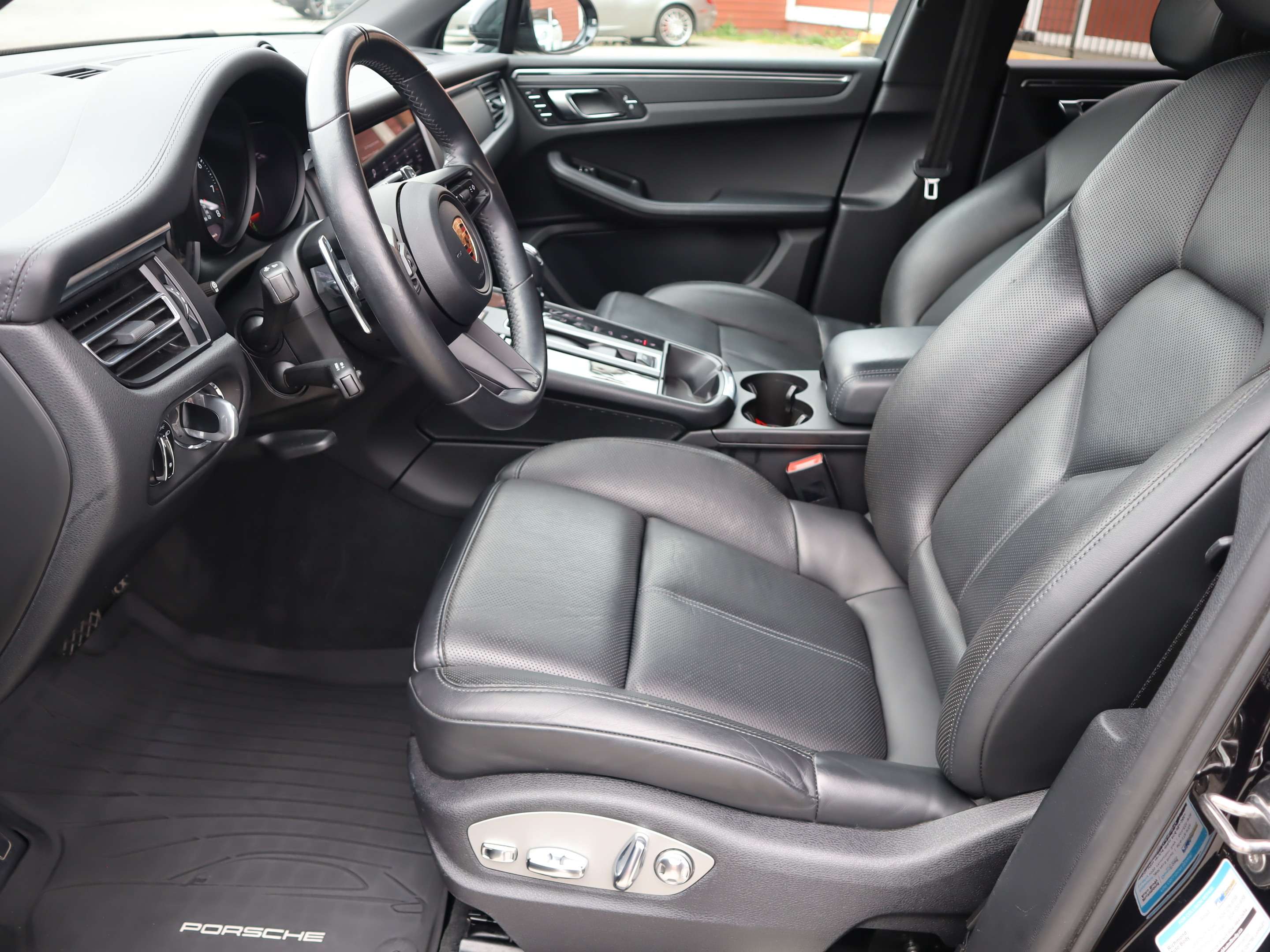 2022 Porsche Macan AWD thumb 13