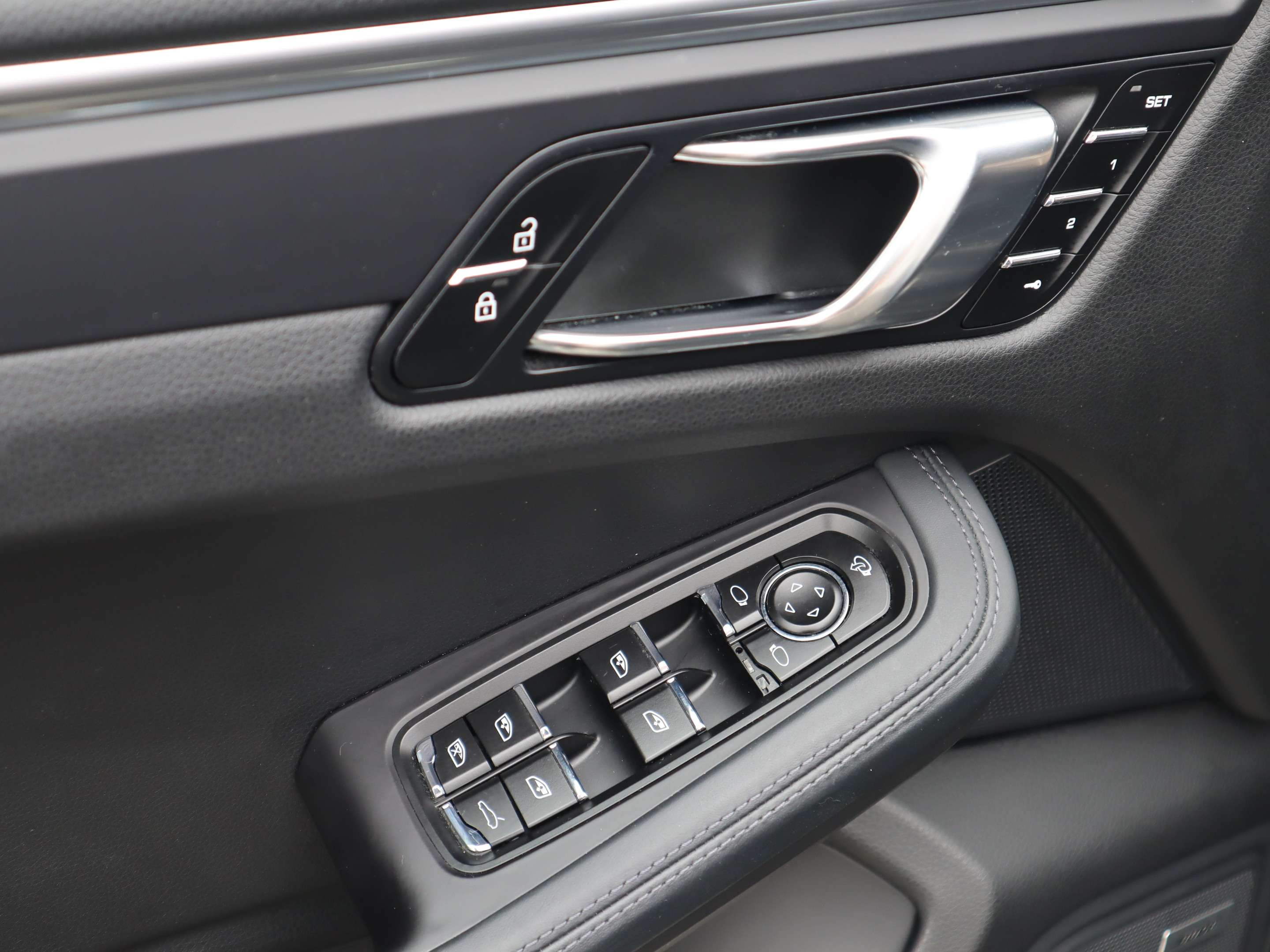 2022 Porsche Macan AWD thumb 11