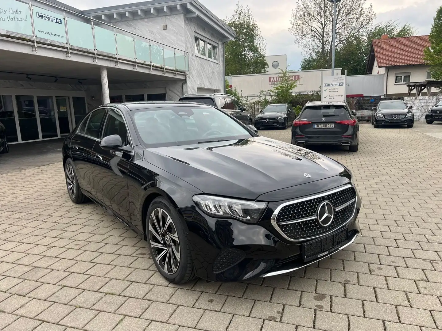 Mercedes-Benz E 200 Lim*Pano*Navi-Prem*Distr.*MBUX*RCAM Zwart - 1