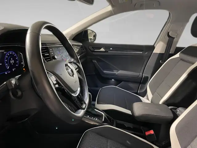 Volkswagen T-Roc view 4