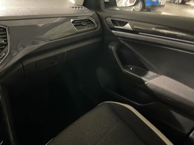 Volkswagen T-Roc view 9