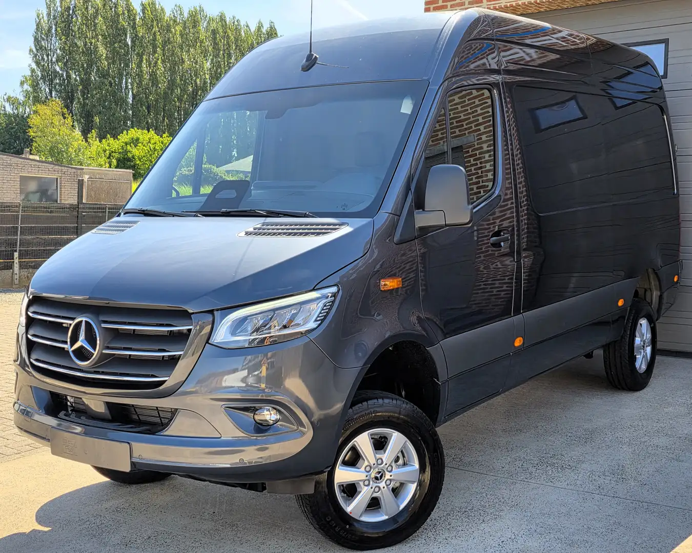 Mercedes-Benz Sprinter 319 - 59.990EX - 4x4 - L2H2 - NIEUW - 2025 - 0KM Grijs - 1