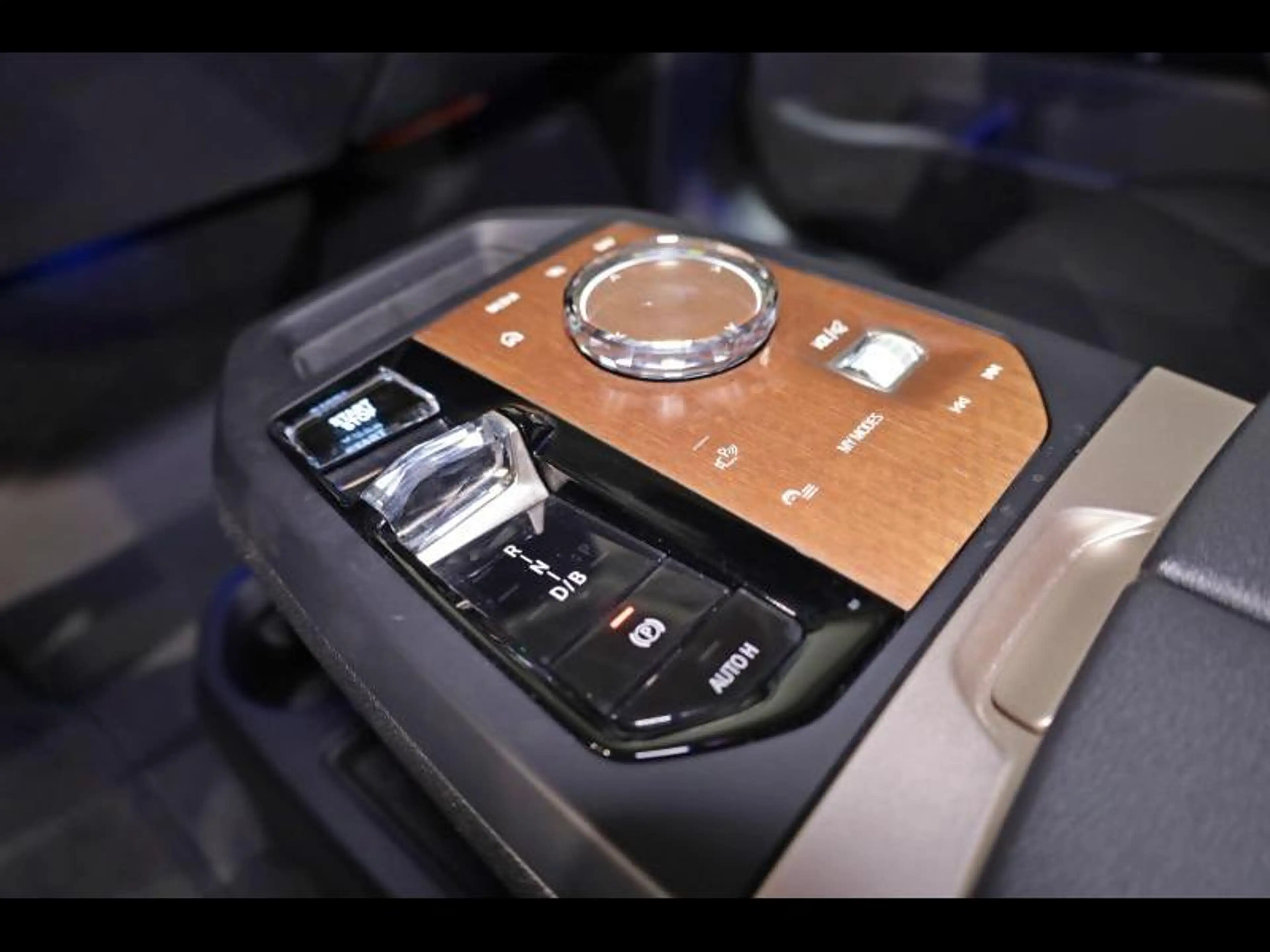 BMW iX xDrive50 Kit Sport — photo 13