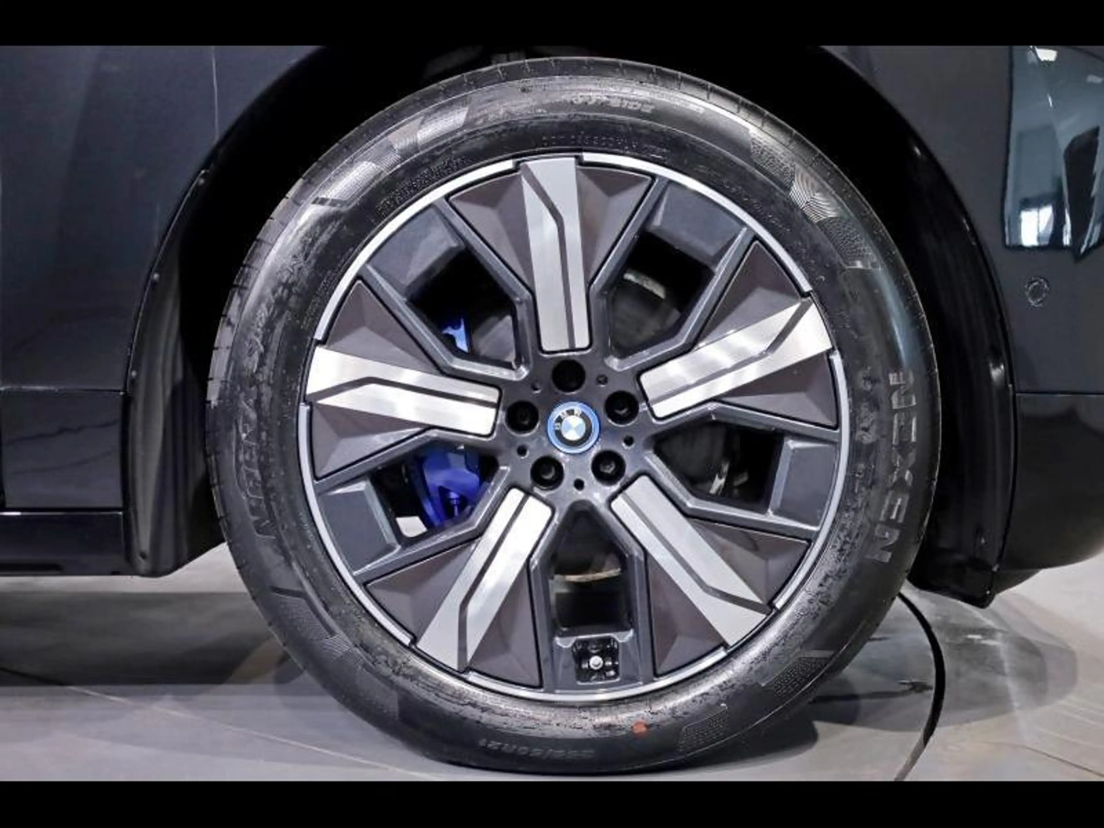 BMW iX xDrive50 Kit Sport — photo 8