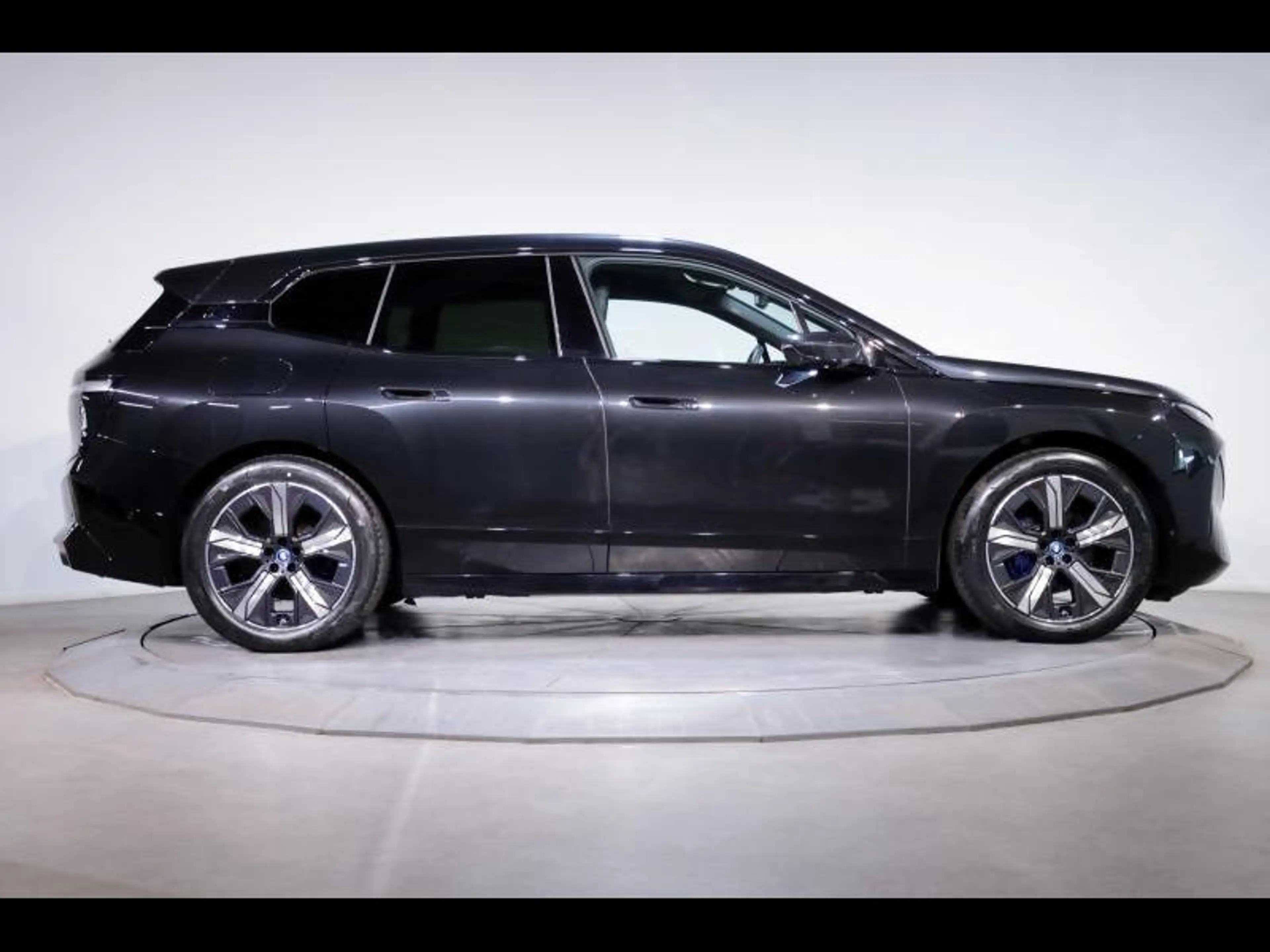 BMW iX xDrive50 Kit Sport — photo 3
