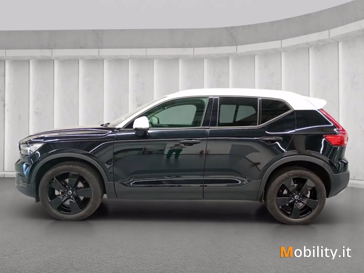 Volvo XC40 T4 Geartronic Momentum Schwarz - 2