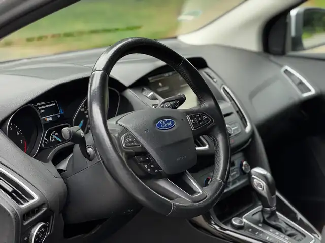 Ford Focus view 3