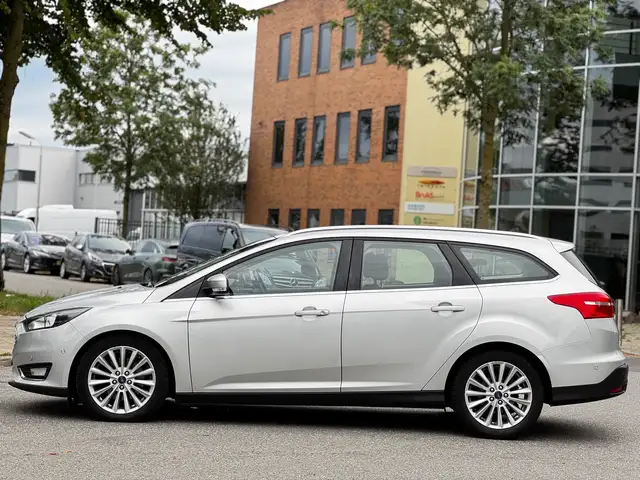Ford Focus view 2