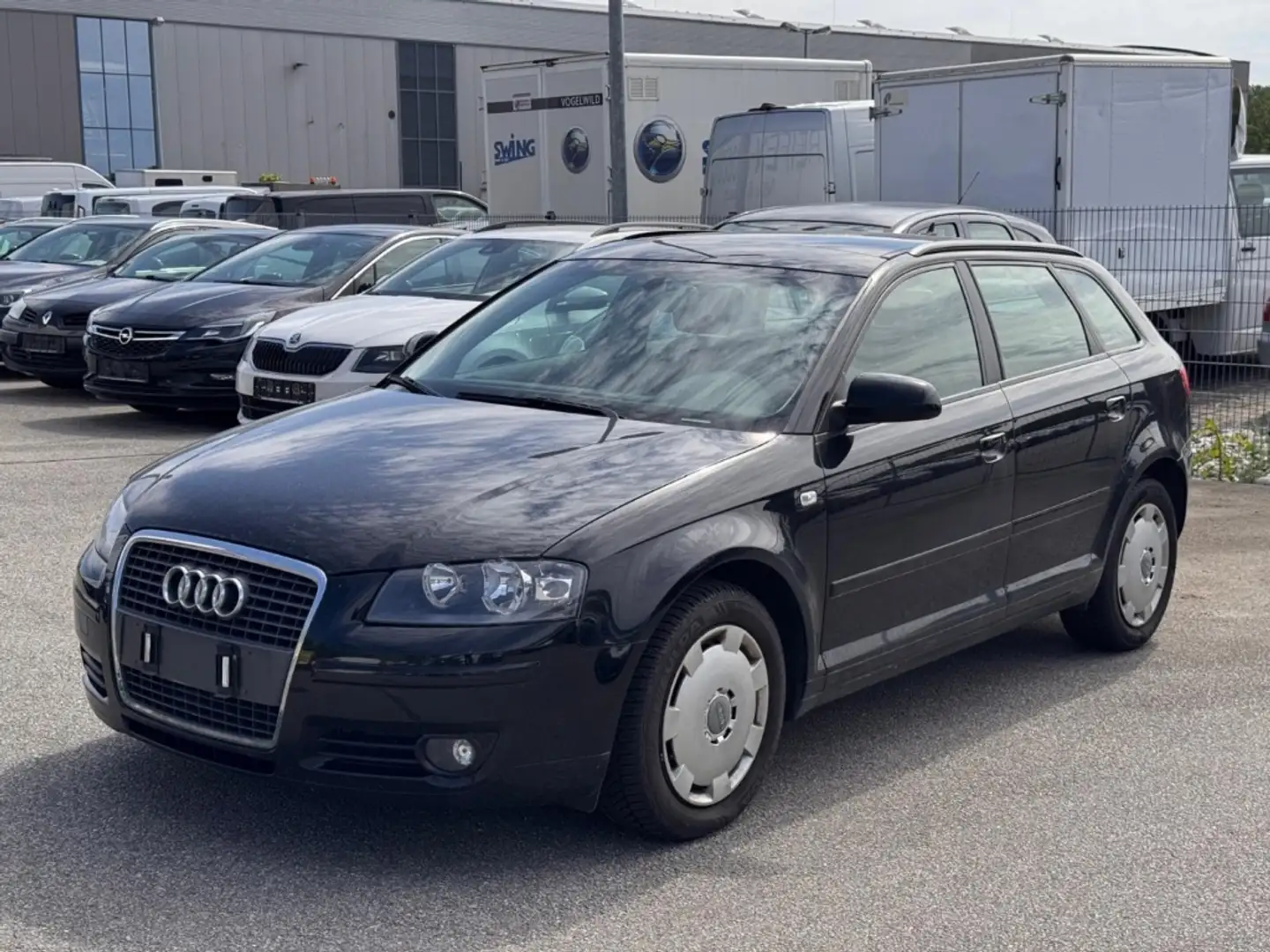 Audi A3 Sportback 2.0TDI*S-tron Panodach Navi Tempo Noir - 2