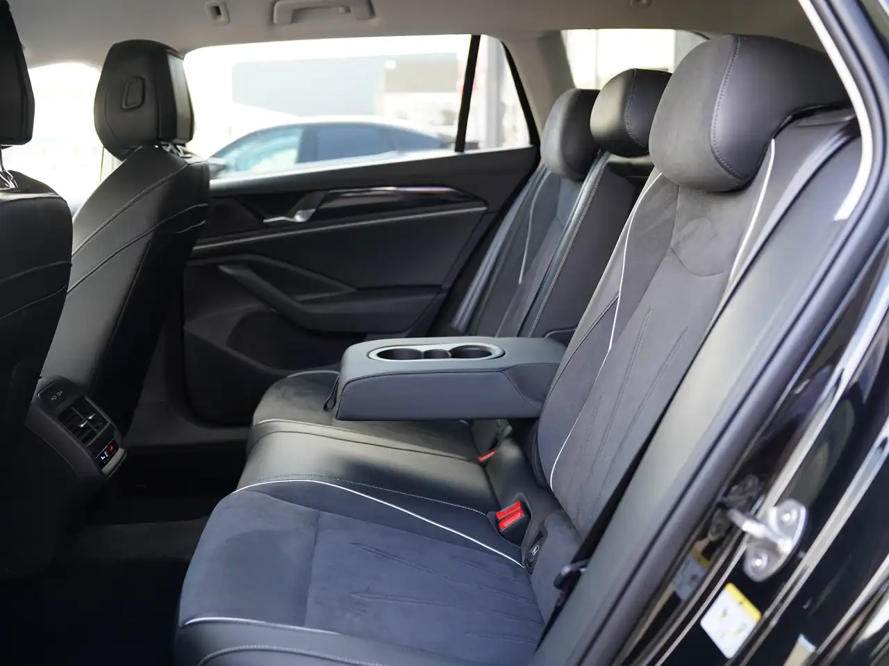 Volkswagen Passat Variant 1.5eTSI DSG *MASSAGE / TREKHAAK / 360 / ALCANTARA / ZETELVERWARMING / DRAADLOZE, миниатюра 12