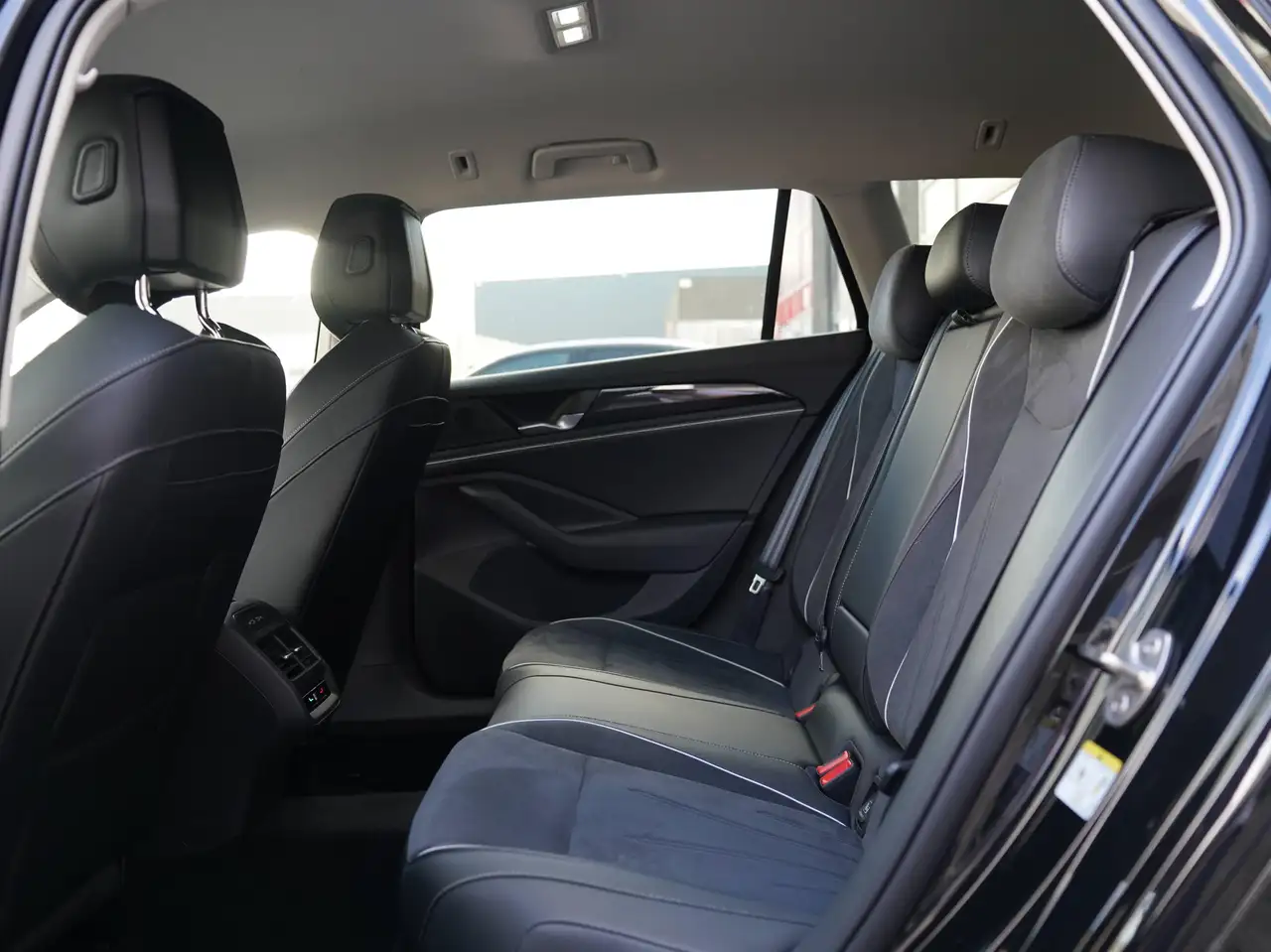 Volkswagen Passat Variant 1.5eTSI DSG *MASSAGE / TREKHAAK / 360 / ALCANTARA / ZETELVERWARMING / DRAADLOZE, миниатюра 11