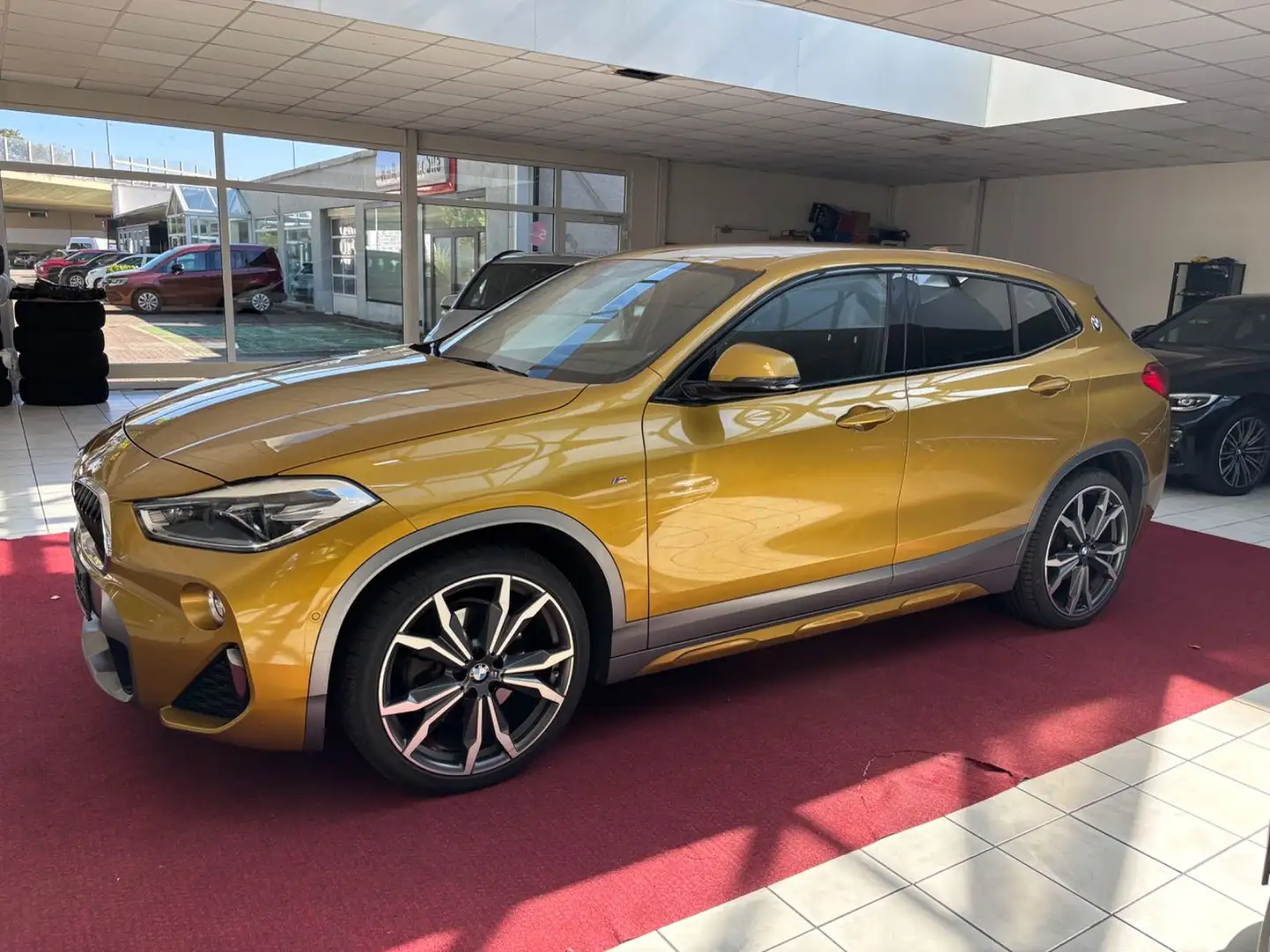 BMW X2 xDrive 20 i M Sport X+NAVI+LEDER+LED+KAM+HUD Gold - 1