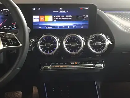 Annonce voiture d'occasion Mercedes-Benz GLA 180 - CARADIZE