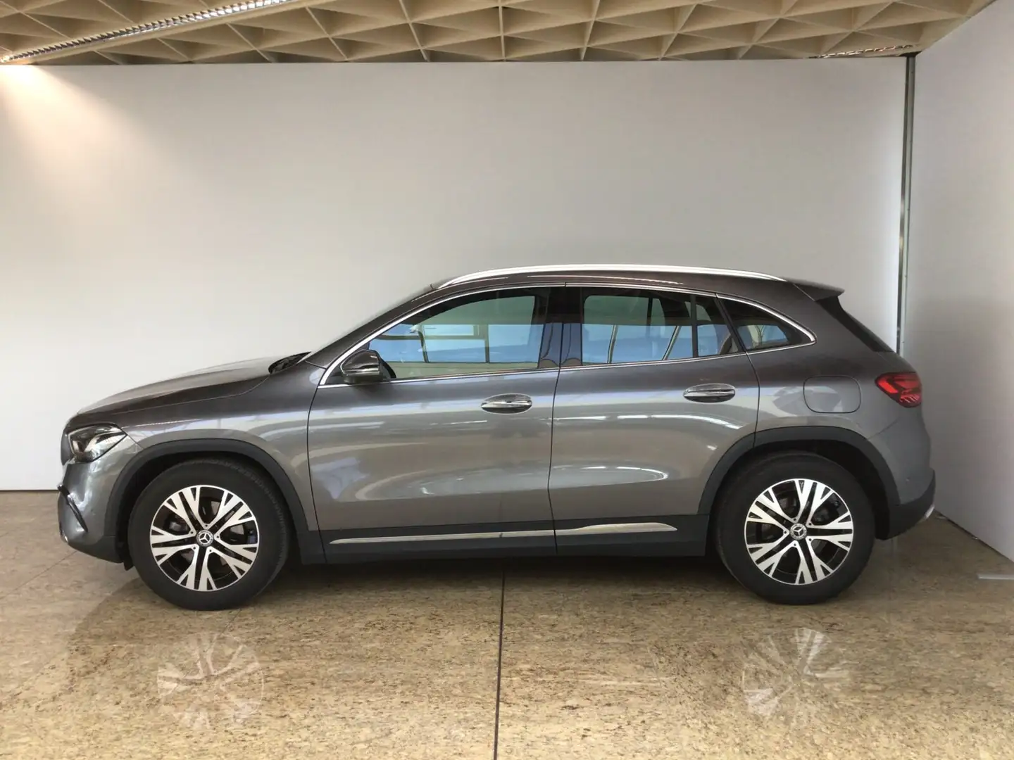Mercedes-Benz GLA 180 GLA 180 Progressive PLUS/Standh/Distr/AHK/360° Grau - 2