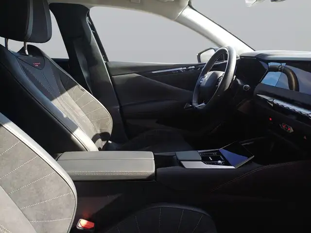 DS Automobiles DS 4 view 13