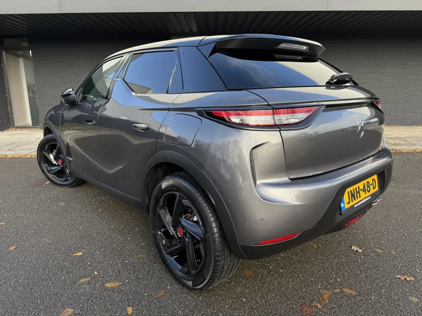 DS Automobiles DS 3 Crossback 1.2 PT Performance Line+ Grau - 2