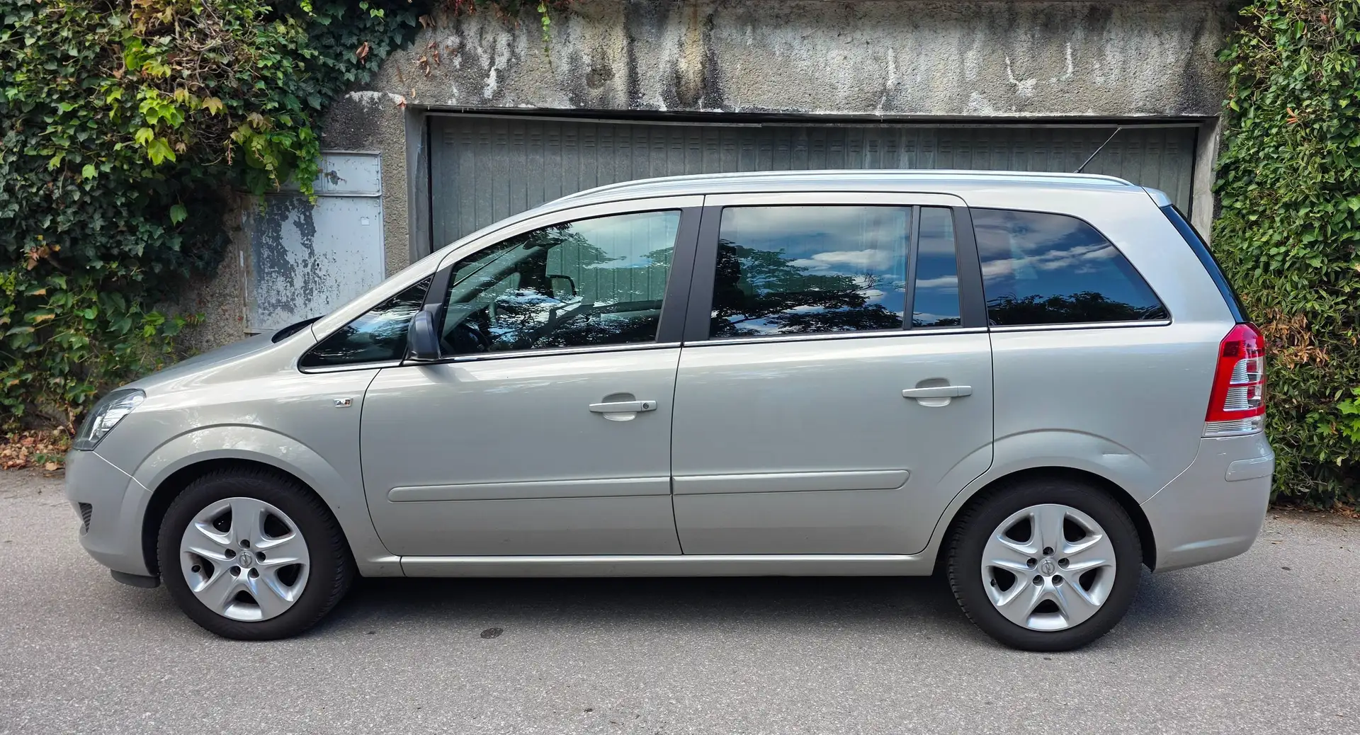 Opel Zafira Zafira Van Edition Plus 1,6 ecoFLEX Edition Plus Grau - 2