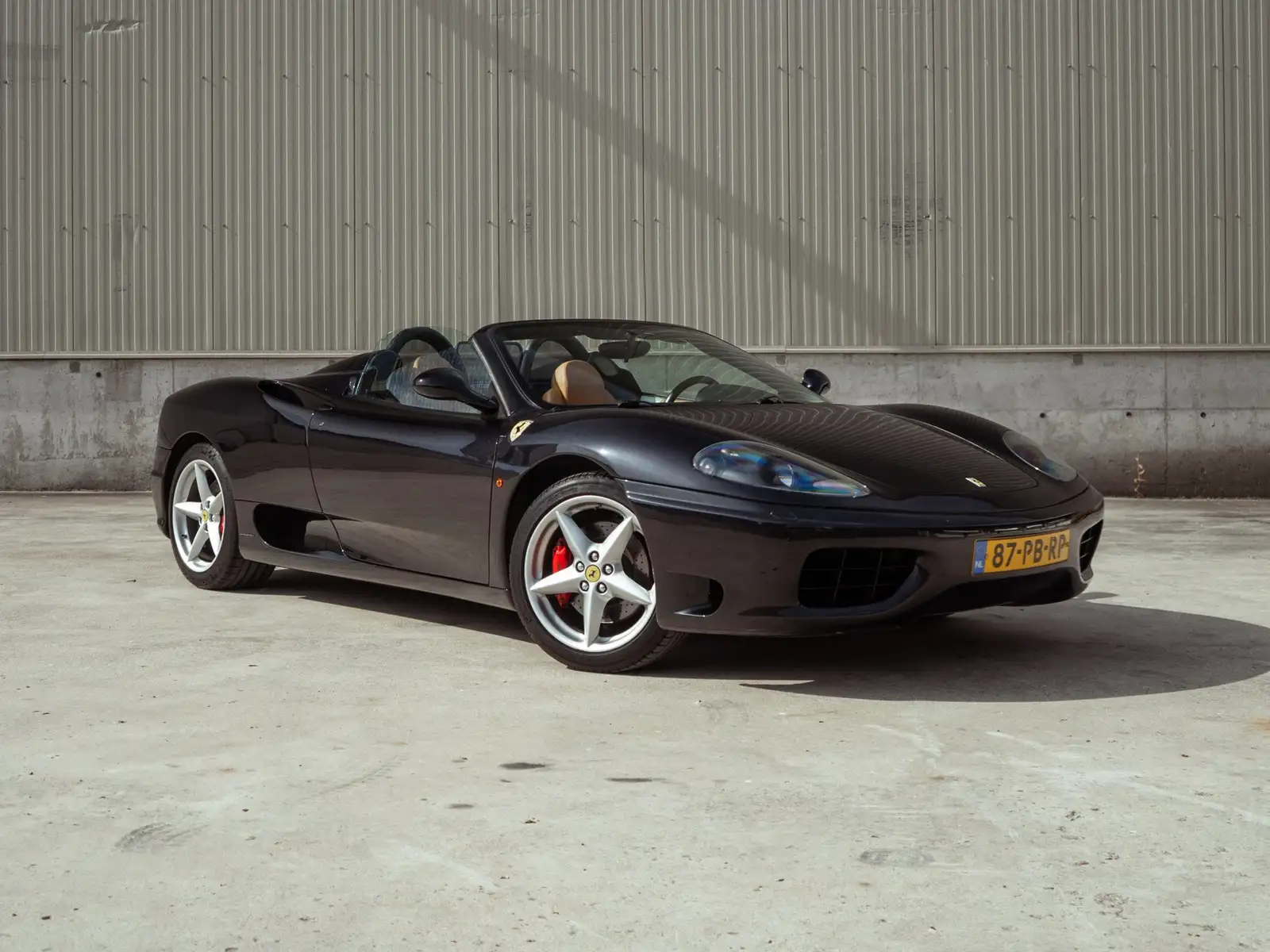 Ferrari 3.6 V8 Spider 400PK (2001) | 73.529 km | Handbak |