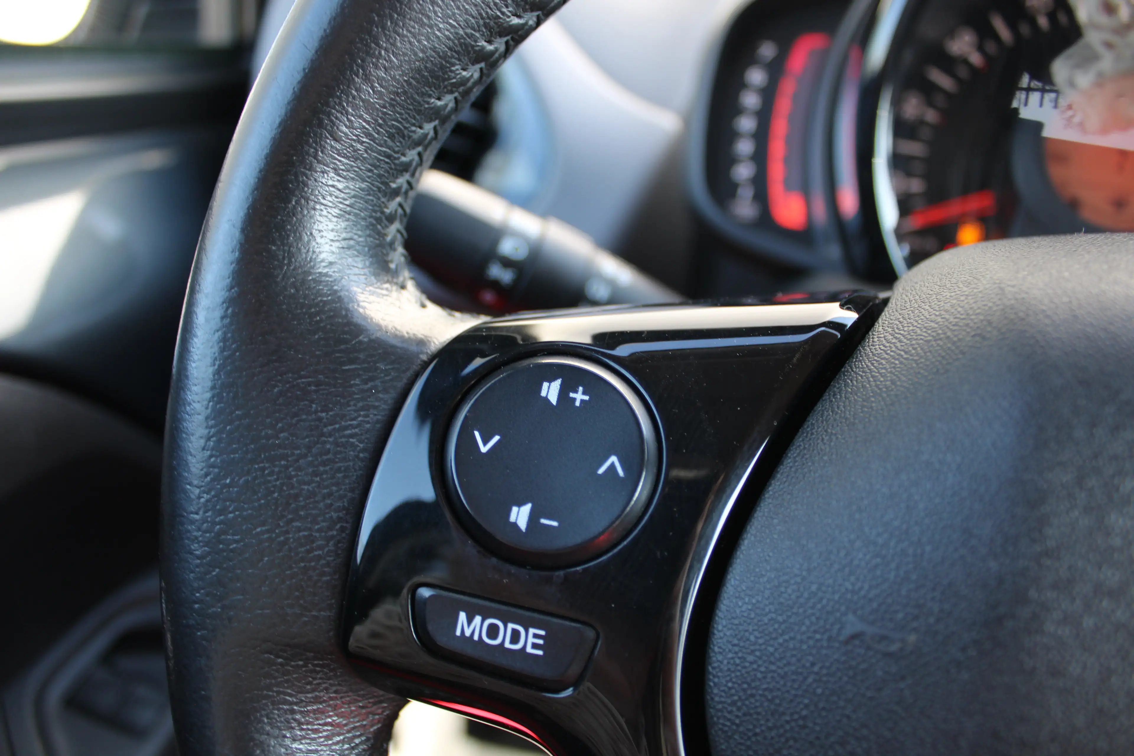 Peugeot 108 1.0 e-VTi Allure | Navi by app | Camera | Climate — photo 22