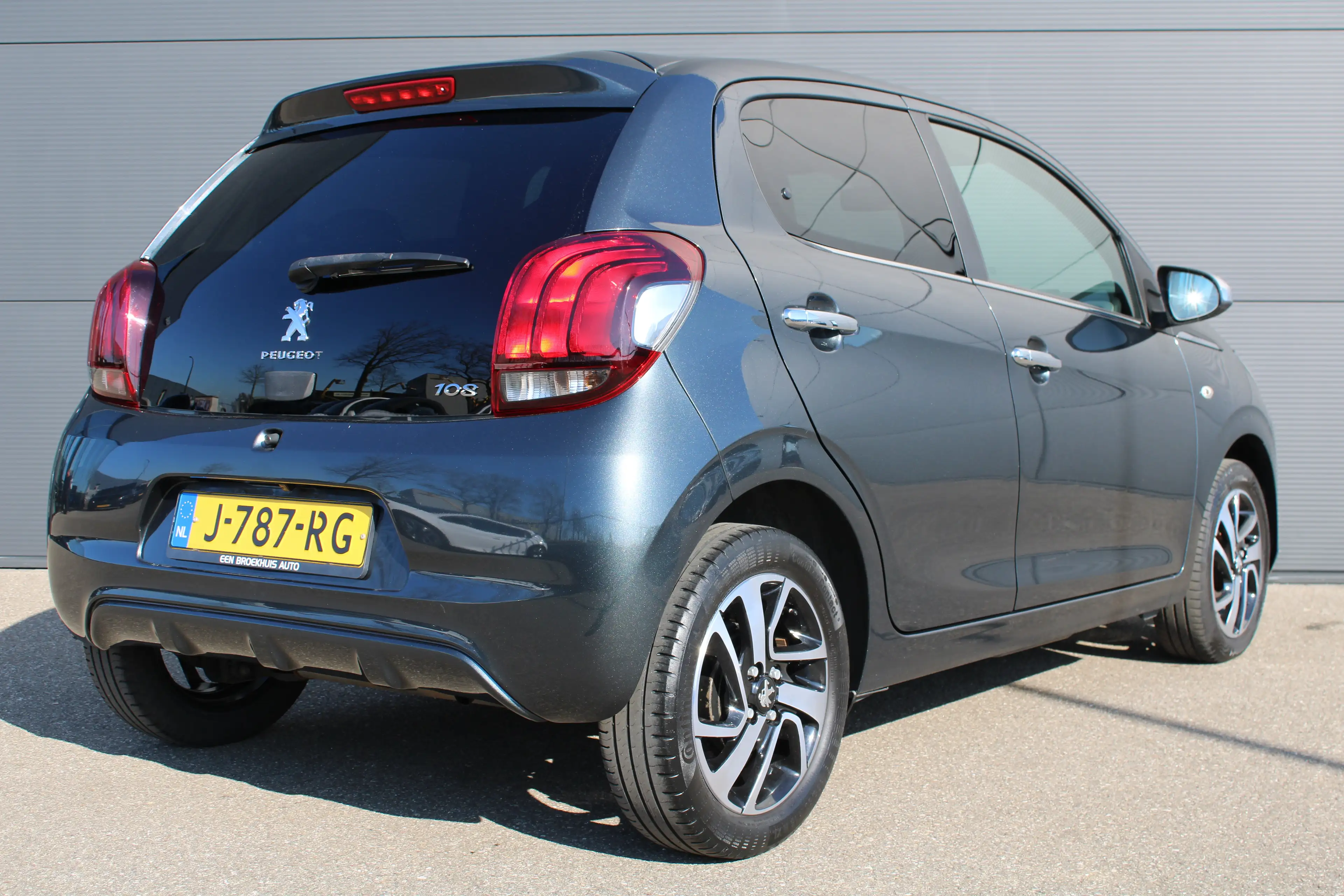 Peugeot 108 1.0 e-VTi Allure | Navi by app | Camera | Climate — photo 2